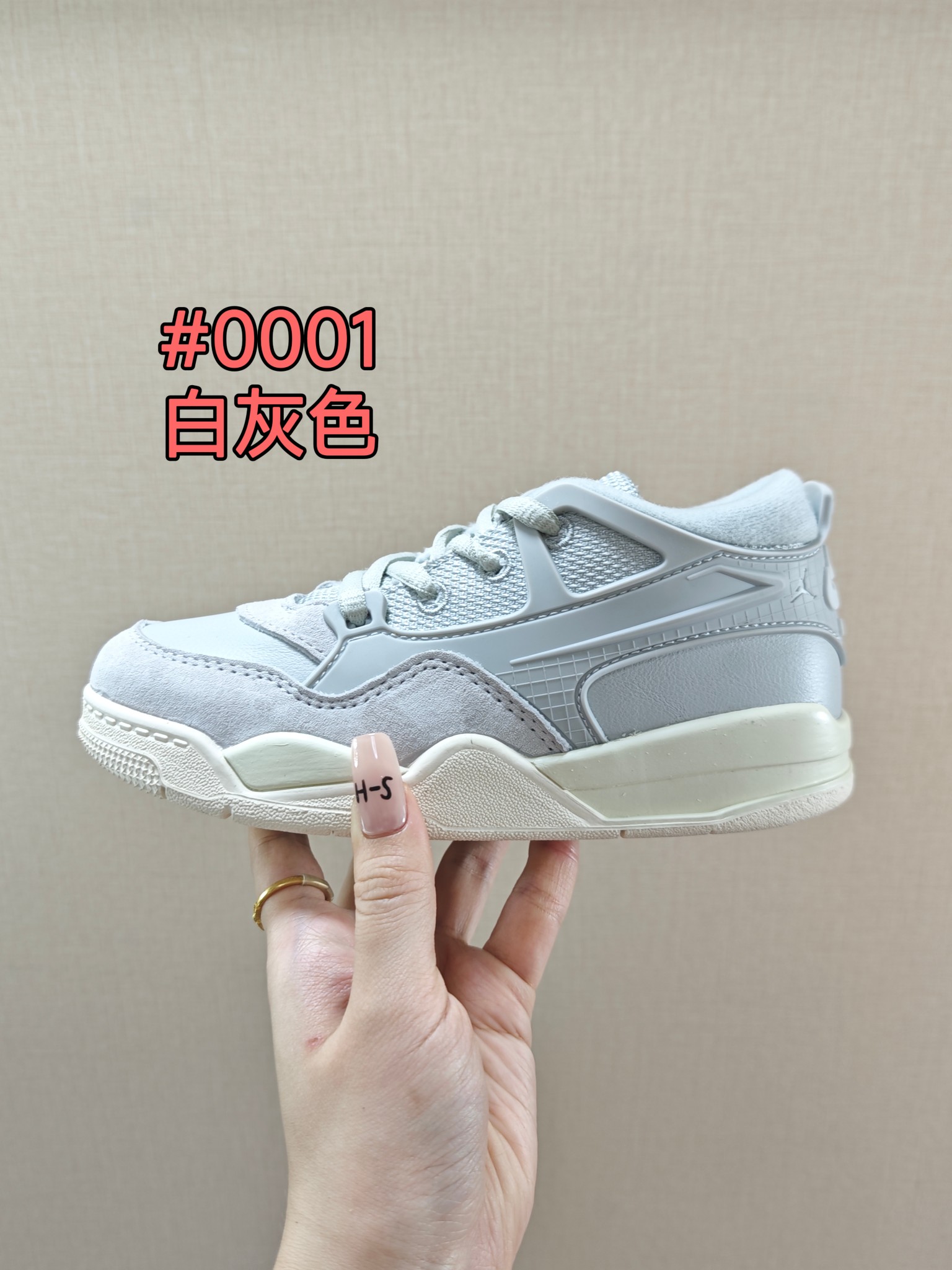 童鞋 【公司级耐克 新款 Nike Air Jordan 4 Retro OG 低帮 迈克尔·乔丹AJ4代乔4 复古休闲运动文化篮球鞋。秉承轻量化的速度型篮球鞋设计思想完成设计，降低重量的同时提升舒适度，中底延续前作使用了分离式后掌可视化 Air Sole气垫。鞋带孔和后跟鞋提以籃网为造型灵感，将篮球运动巧妙融入到鞋款的设计之中，使鞋身整体富有流动性、节奏感和优雅气质。 类型：男女童鞋 码数26-37-选品中心