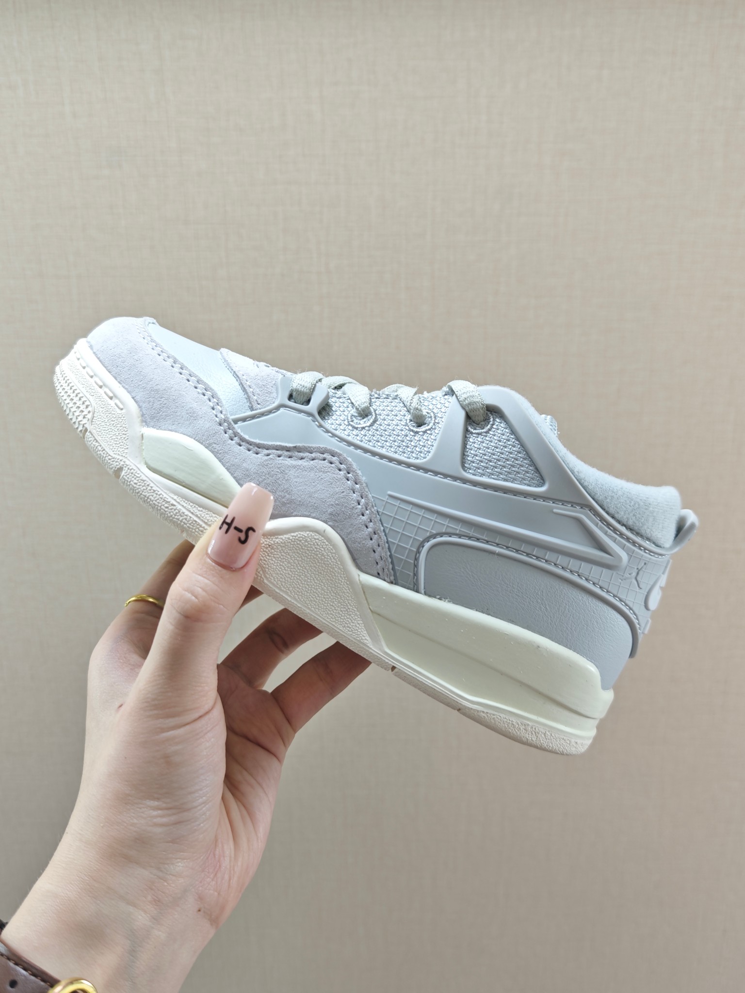 图片[2]-童鞋 【公司级耐克 新款 Nike Air Jordan 4 Retro OG 低帮 迈克尔·乔丹AJ4代乔4 复古休闲运动文化篮球鞋。秉承轻量化的速度型篮球鞋设计思想完成设计，降低重量的同时提升舒适度，中底延续前作使用了分离式后掌可视化 Air Sole气垫。鞋带孔和后跟鞋提以籃网为造型灵感，将篮球运动巧妙融入到鞋款的设计之中，使鞋身整体富有流动性、节奏感和优雅气质。 类型：男女童鞋 码数26-37-选品中心