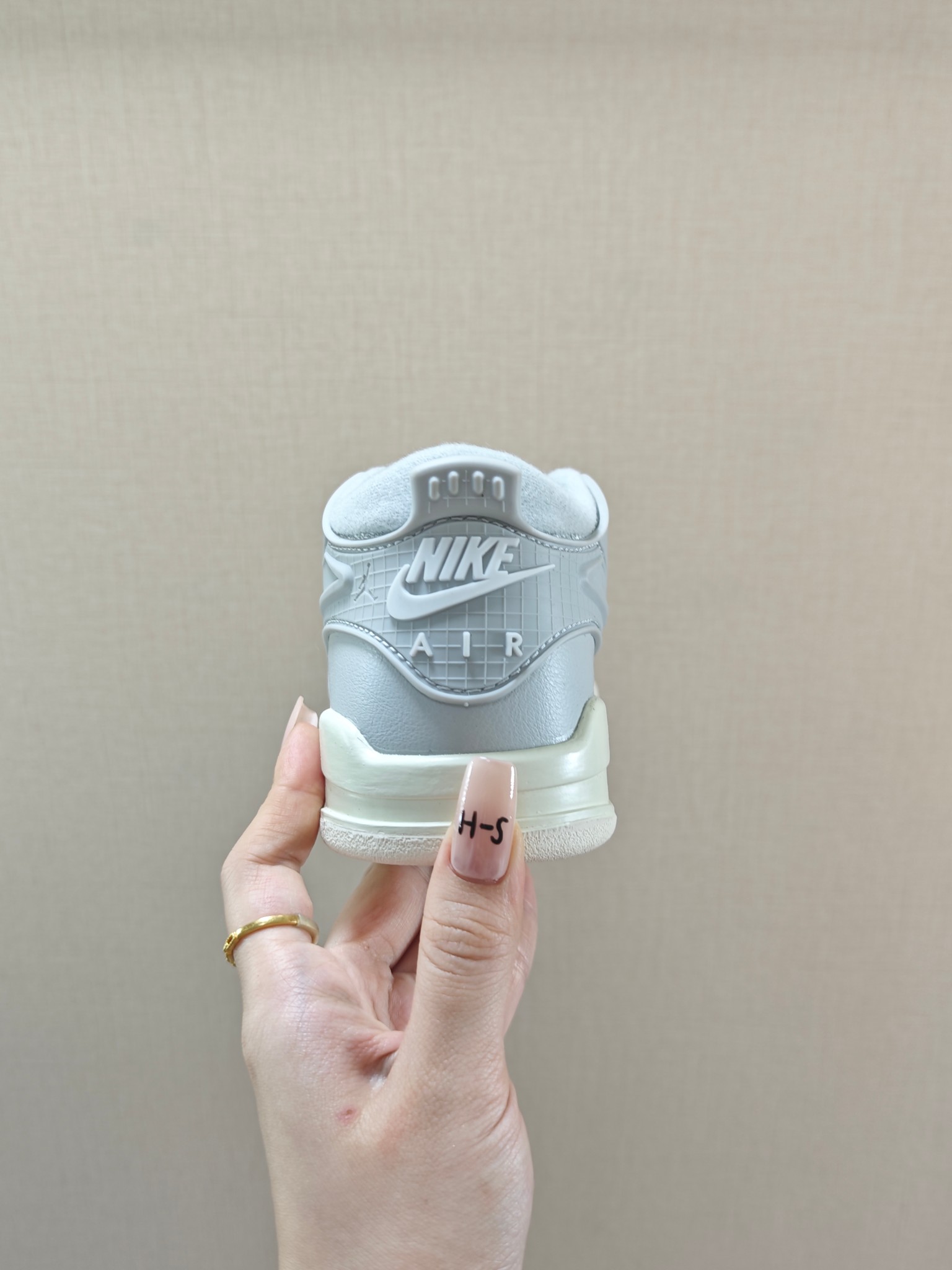 图片[4]-童鞋 【公司级耐克 新款 Nike Air Jordan 4 Retro OG 低帮 迈克尔·乔丹AJ4代乔4 复古休闲运动文化篮球鞋。秉承轻量化的速度型篮球鞋设计思想完成设计，降低重量的同时提升舒适度，中底延续前作使用了分离式后掌可视化 Air Sole气垫。鞋带孔和后跟鞋提以籃网为造型灵感，将篮球运动巧妙融入到鞋款的设计之中，使鞋身整体富有流动性、节奏感和优雅气质。 类型：男女童鞋 码数26-37-选品中心