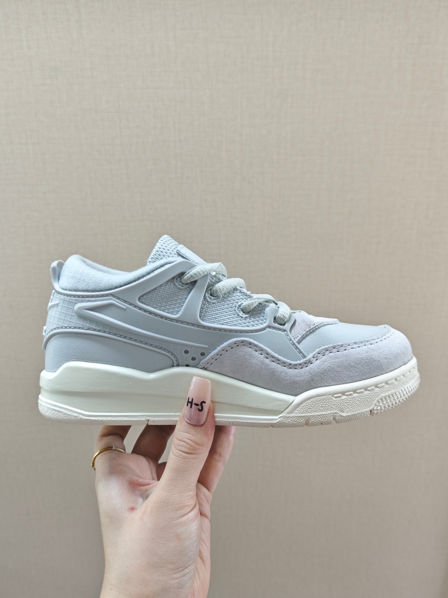 图片[3]-童鞋 【公司级耐克 新款 Nike Air Jordan 4 Retro OG 低帮 迈克尔·乔丹AJ4代乔4 复古休闲运动文化篮球鞋。秉承轻量化的速度型篮球鞋设计思想完成设计，降低重量的同时提升舒适度，中底延续前作使用了分离式后掌可视化 Air Sole气垫。鞋带孔和后跟鞋提以籃网为造型灵感，将篮球运动巧妙融入到鞋款的设计之中，使鞋身整体富有流动性、节奏感和优雅气质。 类型：男女童鞋 码数26-37-选品中心