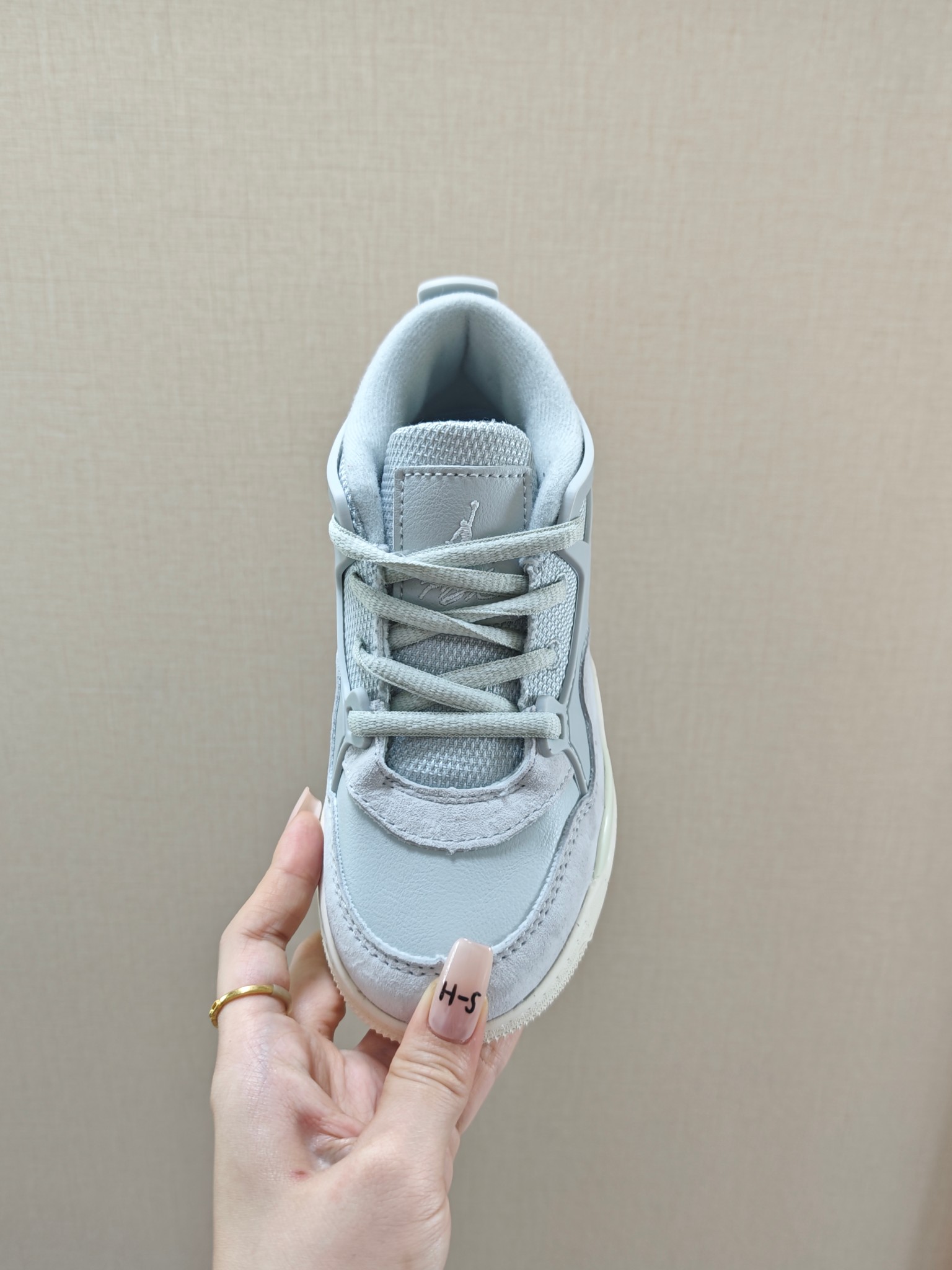 图片[5]-童鞋 【公司级耐克 新款 Nike Air Jordan 4 Retro OG 低帮 迈克尔·乔丹AJ4代乔4 复古休闲运动文化篮球鞋。秉承轻量化的速度型篮球鞋设计思想完成设计，降低重量的同时提升舒适度，中底延续前作使用了分离式后掌可视化 Air Sole气垫。鞋带孔和后跟鞋提以籃网为造型灵感，将篮球运动巧妙融入到鞋款的设计之中，使鞋身整体富有流动性、节奏感和优雅气质。 类型：男女童鞋 码数26-37-选品中心