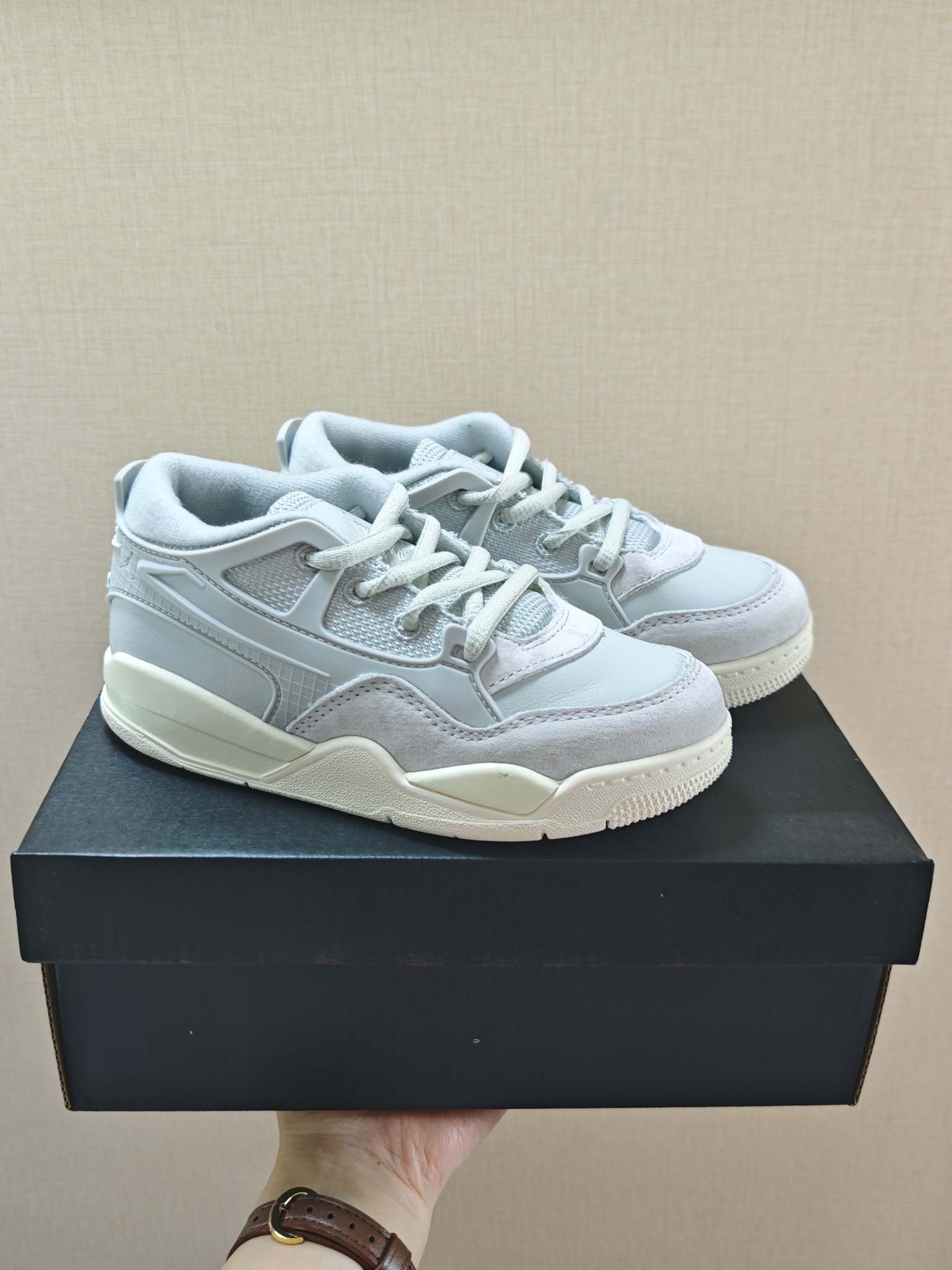 图片[9]-童鞋 【公司级耐克 新款 Nike Air Jordan 4 Retro OG 低帮 迈克尔·乔丹AJ4代乔4 复古休闲运动文化篮球鞋。秉承轻量化的速度型篮球鞋设计思想完成设计，降低重量的同时提升舒适度，中底延续前作使用了分离式后掌可视化 Air Sole气垫。鞋带孔和后跟鞋提以籃网为造型灵感，将篮球运动巧妙融入到鞋款的设计之中，使鞋身整体富有流动性、节奏感和优雅气质。 类型：男女童鞋 码数26-37-选品中心