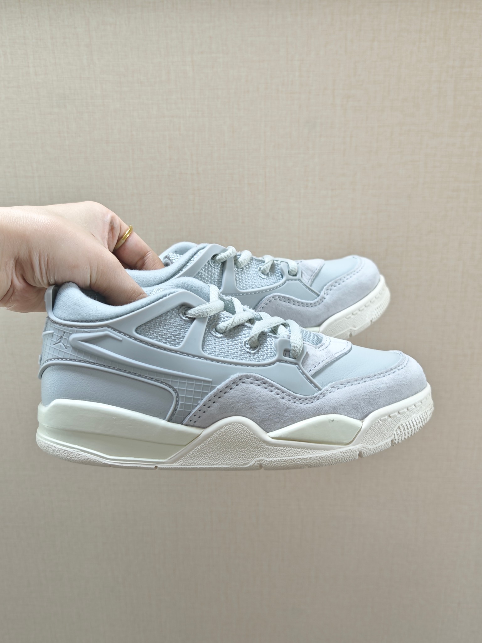 图片[8]-童鞋 【公司级耐克 新款 Nike Air Jordan 4 Retro OG 低帮 迈克尔·乔丹AJ4代乔4 复古休闲运动文化篮球鞋。秉承轻量化的速度型篮球鞋设计思想完成设计，降低重量的同时提升舒适度，中底延续前作使用了分离式后掌可视化 Air Sole气垫。鞋带孔和后跟鞋提以籃网为造型灵感，将篮球运动巧妙融入到鞋款的设计之中，使鞋身整体富有流动性、节奏感和优雅气质。 类型：男女童鞋 码数26-37-选品中心