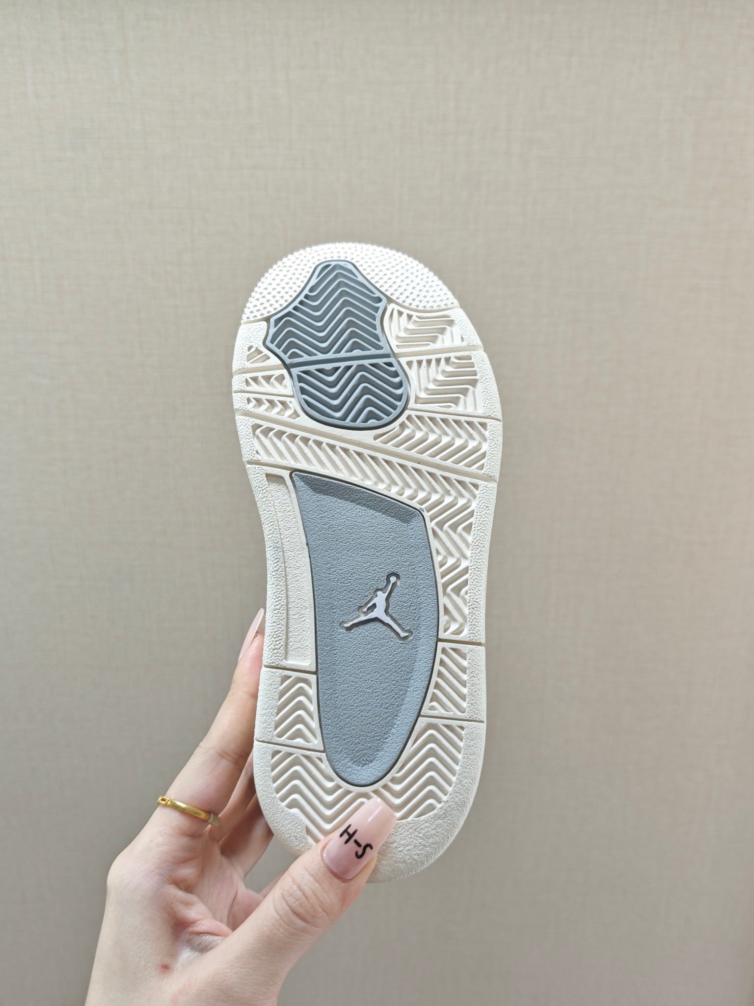 图片[6]-童鞋 【公司级耐克 新款 Nike Air Jordan 4 Retro OG 低帮 迈克尔·乔丹AJ4代乔4 复古休闲运动文化篮球鞋。秉承轻量化的速度型篮球鞋设计思想完成设计，降低重量的同时提升舒适度，中底延续前作使用了分离式后掌可视化 Air Sole气垫。鞋带孔和后跟鞋提以籃网为造型灵感，将篮球运动巧妙融入到鞋款的设计之中，使鞋身整体富有流动性、节奏感和优雅气质。 类型：男女童鞋 码数26-37-选品中心