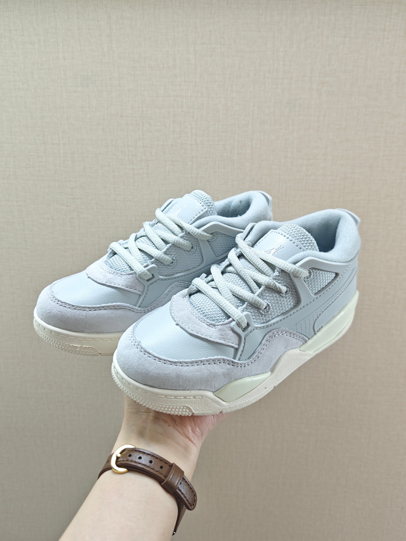 图片[7]-童鞋 【公司级耐克 新款 Nike Air Jordan 4 Retro OG 低帮 迈克尔·乔丹AJ4代乔4 复古休闲运动文化篮球鞋。秉承轻量化的速度型篮球鞋设计思想完成设计，降低重量的同时提升舒适度，中底延续前作使用了分离式后掌可视化 Air Sole气垫。鞋带孔和后跟鞋提以籃网为造型灵感，将篮球运动巧妙融入到鞋款的设计之中，使鞋身整体富有流动性、节奏感和优雅气质。 类型：男女童鞋 码数26-37-选品中心