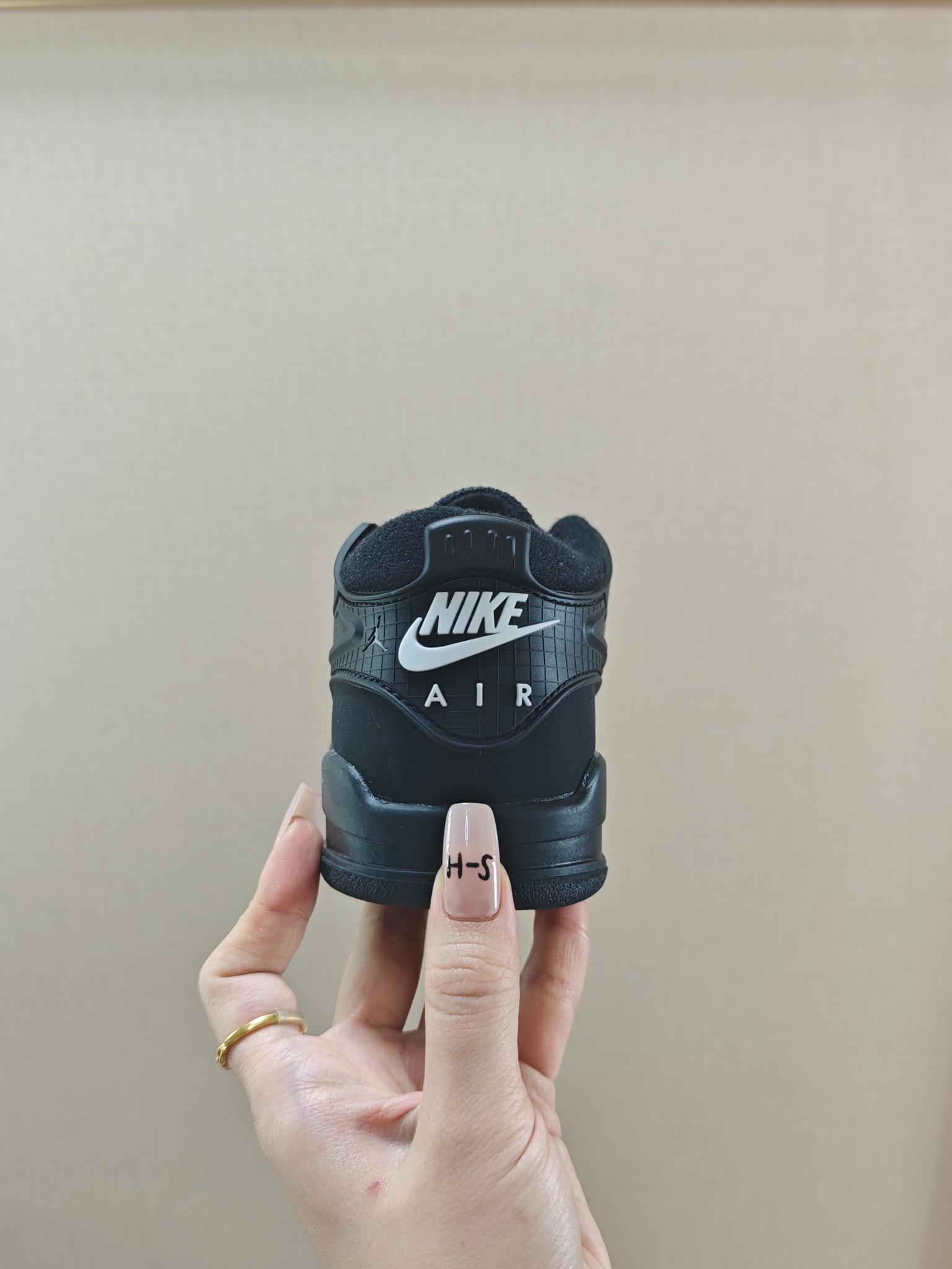 图片[4]-童鞋 【公司级耐克 新款 Nike Air Jordan 4 Retro OG 低帮 迈克尔·乔丹AJ4代乔4 复古休闲运动文化篮球鞋。秉承轻量化的速度型篮球鞋设计思想完成设计，降低重量的同时提升舒适度，中底延续前作使用了分离式后掌可视化 Air Sole气垫。鞋带孔和后跟鞋提以籃网为造型灵感，将篮球运动巧妙融入到鞋款的设计之中，使鞋身整体富有流动性、节奏感和优雅气质。 类型：男女童鞋 码数26-37-选品中心