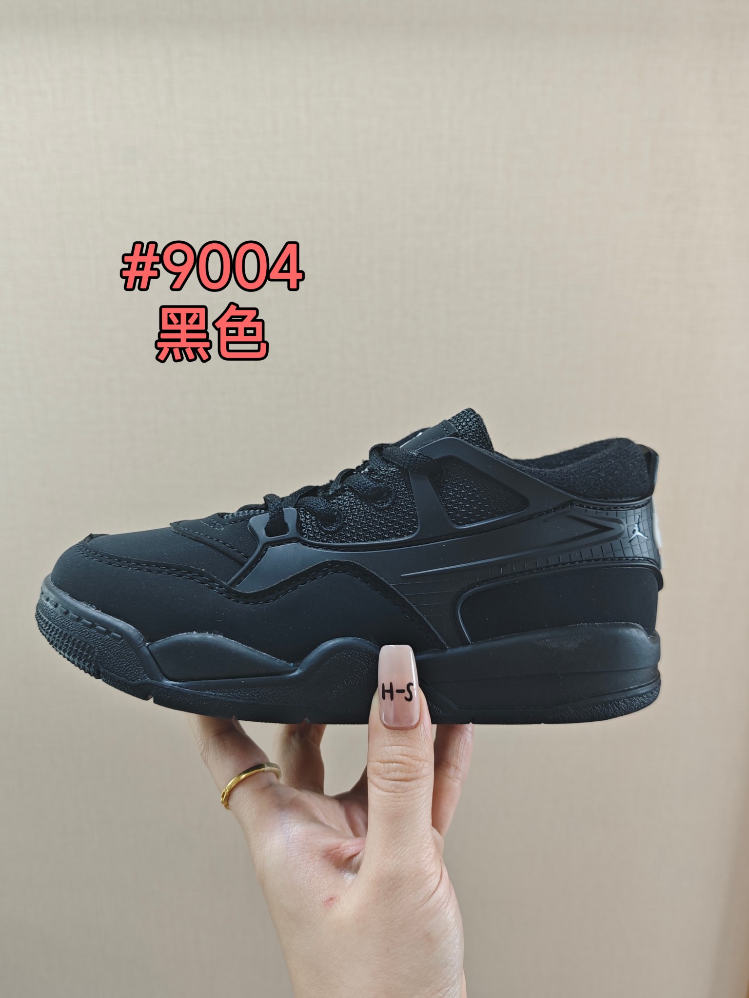 童鞋 【公司级耐克 新款 Nike Air Jordan 4 Retro OG 低帮 迈克尔·乔丹AJ4代乔4 复古休闲运动文化篮球鞋。秉承轻量化的速度型篮球鞋设计思想完成设计，降低重量的同时提升舒适度，中底延续前作使用了分离式后掌可视化 Air Sole气垫。鞋带孔和后跟鞋提以籃网为造型灵感，将篮球运动巧妙融入到鞋款的设计之中，使鞋身整体富有流动性、节奏感和优雅气质。 类型：男女童鞋 码数26-37-选品中心