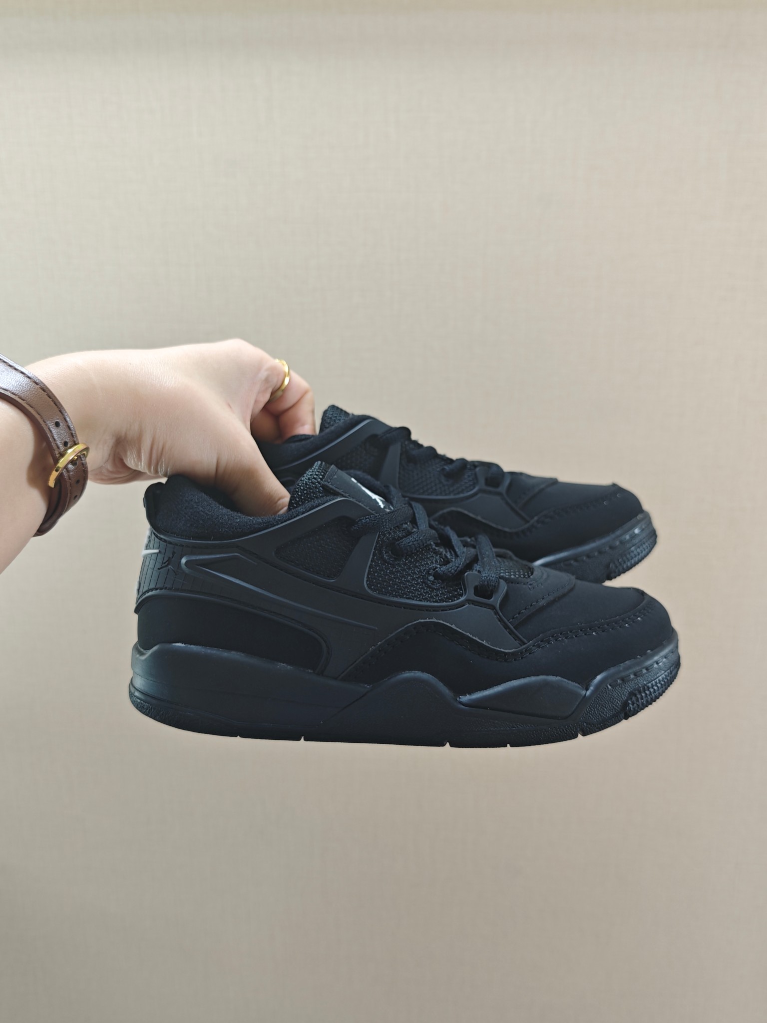 图片[8]-童鞋 【公司级耐克 新款 Nike Air Jordan 4 Retro OG 低帮 迈克尔·乔丹AJ4代乔4 复古休闲运动文化篮球鞋。秉承轻量化的速度型篮球鞋设计思想完成设计，降低重量的同时提升舒适度，中底延续前作使用了分离式后掌可视化 Air Sole气垫。鞋带孔和后跟鞋提以籃网为造型灵感，将篮球运动巧妙融入到鞋款的设计之中，使鞋身整体富有流动性、节奏感和优雅气质。 类型：男女童鞋 码数26-37-选品中心