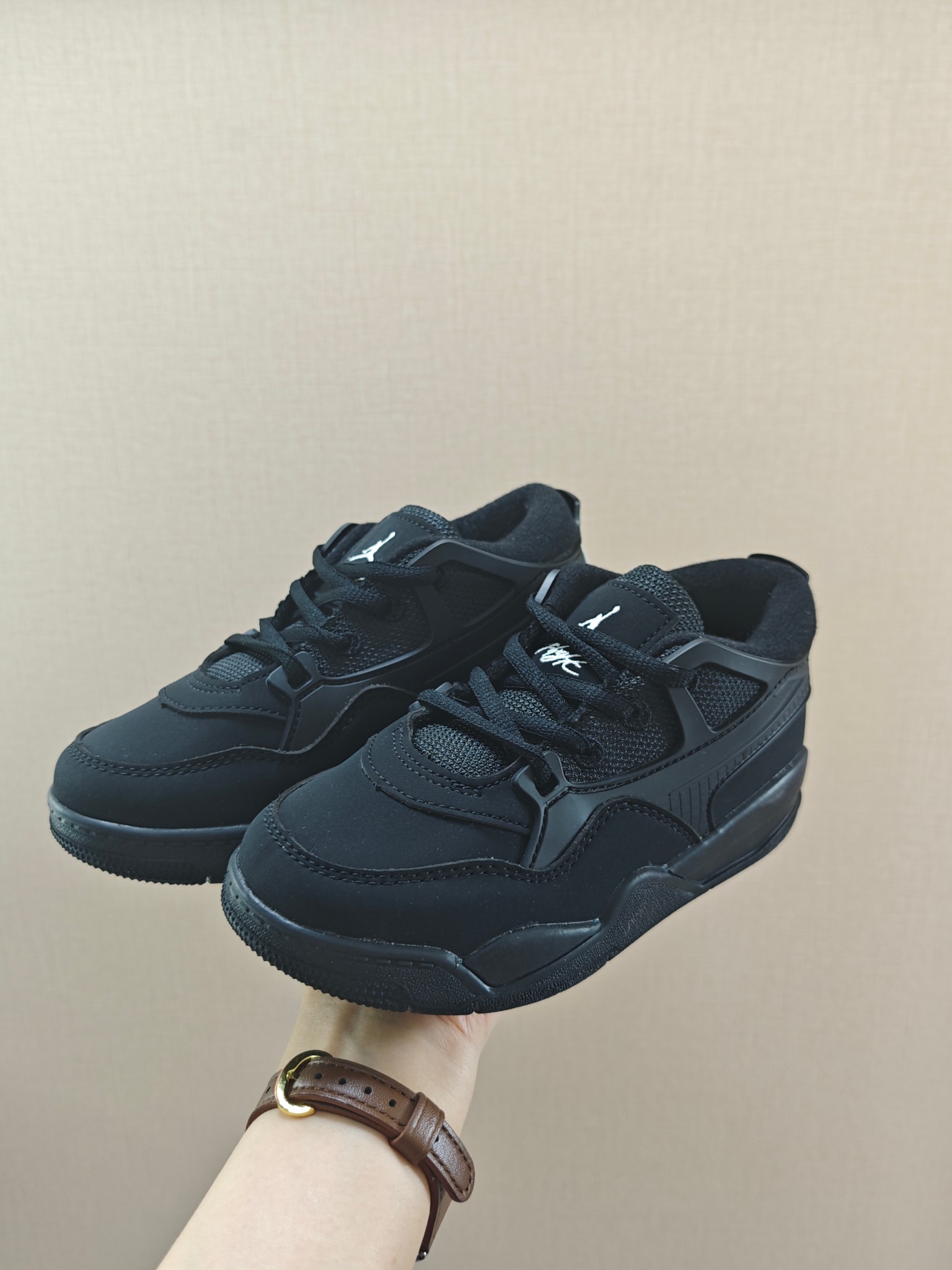 图片[7]-童鞋 【公司级耐克 新款 Nike Air Jordan 4 Retro OG 低帮 迈克尔·乔丹AJ4代乔4 复古休闲运动文化篮球鞋。秉承轻量化的速度型篮球鞋设计思想完成设计，降低重量的同时提升舒适度，中底延续前作使用了分离式后掌可视化 Air Sole气垫。鞋带孔和后跟鞋提以籃网为造型灵感，将篮球运动巧妙融入到鞋款的设计之中，使鞋身整体富有流动性、节奏感和优雅气质。 类型：男女童鞋 码数26-37-选品中心