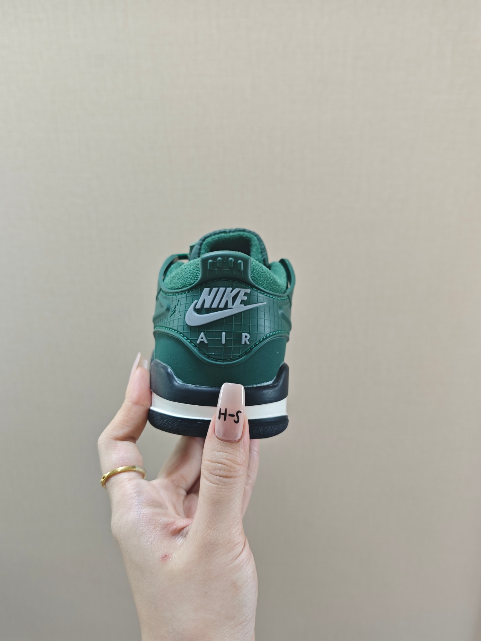 图片[4]-童鞋 【公司级耐克 新款 Nike Air Jordan 4 Retro OG 低帮 迈克尔·乔丹AJ4代乔4 复古休闲运动文化篮球鞋。秉承轻量化的速度型篮球鞋设计思想完成设计，降低重量的同时提升舒适度，中底延续前作使用了分离式后掌可视化 Air Sole气垫。鞋带孔和后跟鞋提以籃网为造型灵感，将篮球运动巧妙融入到鞋款的设计之中，使鞋身整体富有流动性、节奏感和优雅气质。 类型：男女童鞋 码数26-37-选品中心