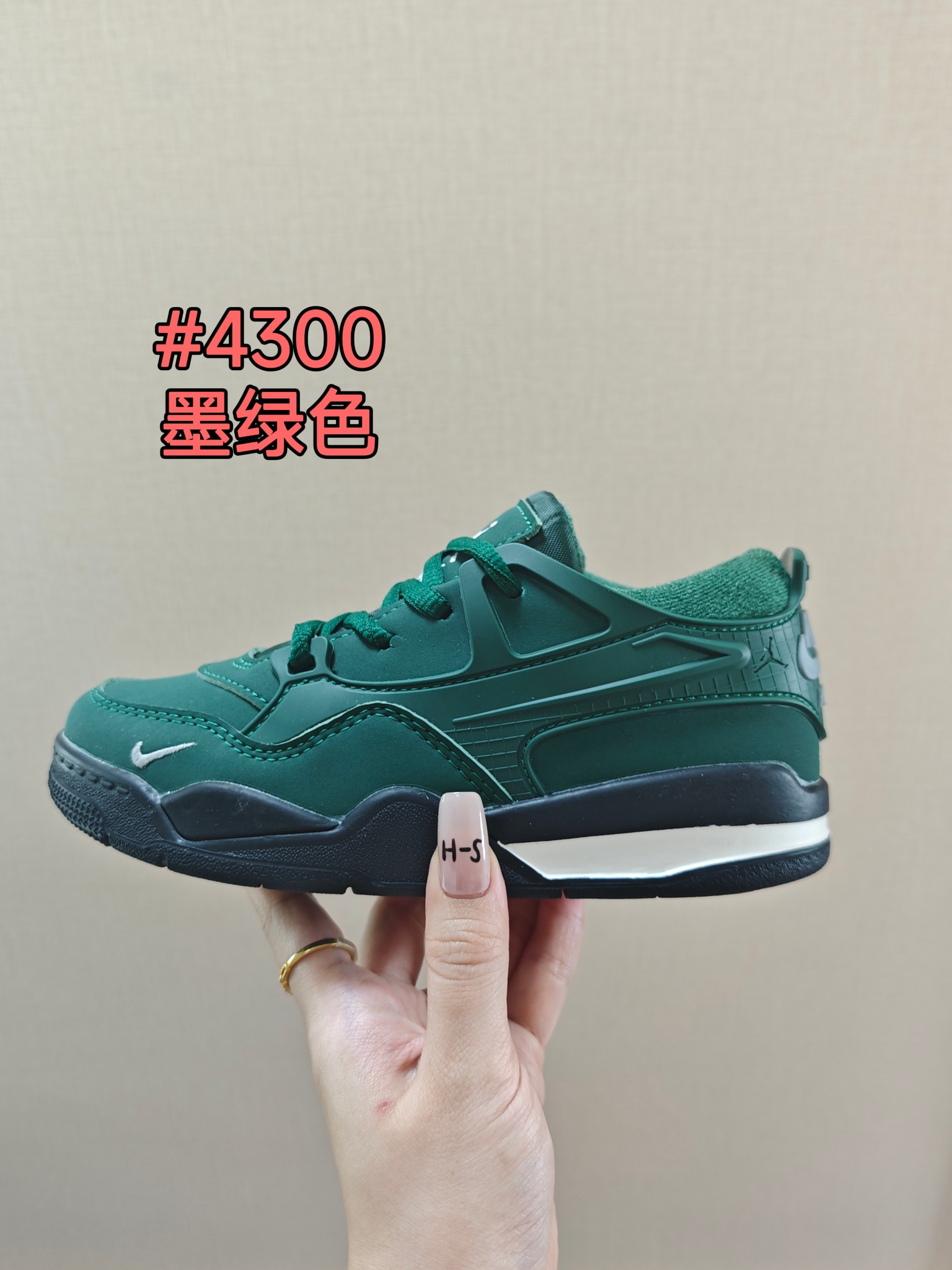 童鞋 【公司级耐克 新款 Nike Air Jordan 4 Retro OG 低帮 迈克尔·乔丹AJ4代乔4 复古休闲运动文化篮球鞋。秉承轻量化的速度型篮球鞋设计思想完成设计，降低重量的同时提升舒适度，中底延续前作使用了分离式后掌可视化 Air Sole气垫。鞋带孔和后跟鞋提以籃网为造型灵感，将篮球运动巧妙融入到鞋款的设计之中，使鞋身整体富有流动性、节奏感和优雅气质。 类型：男女童鞋 码数26-37-选品中心