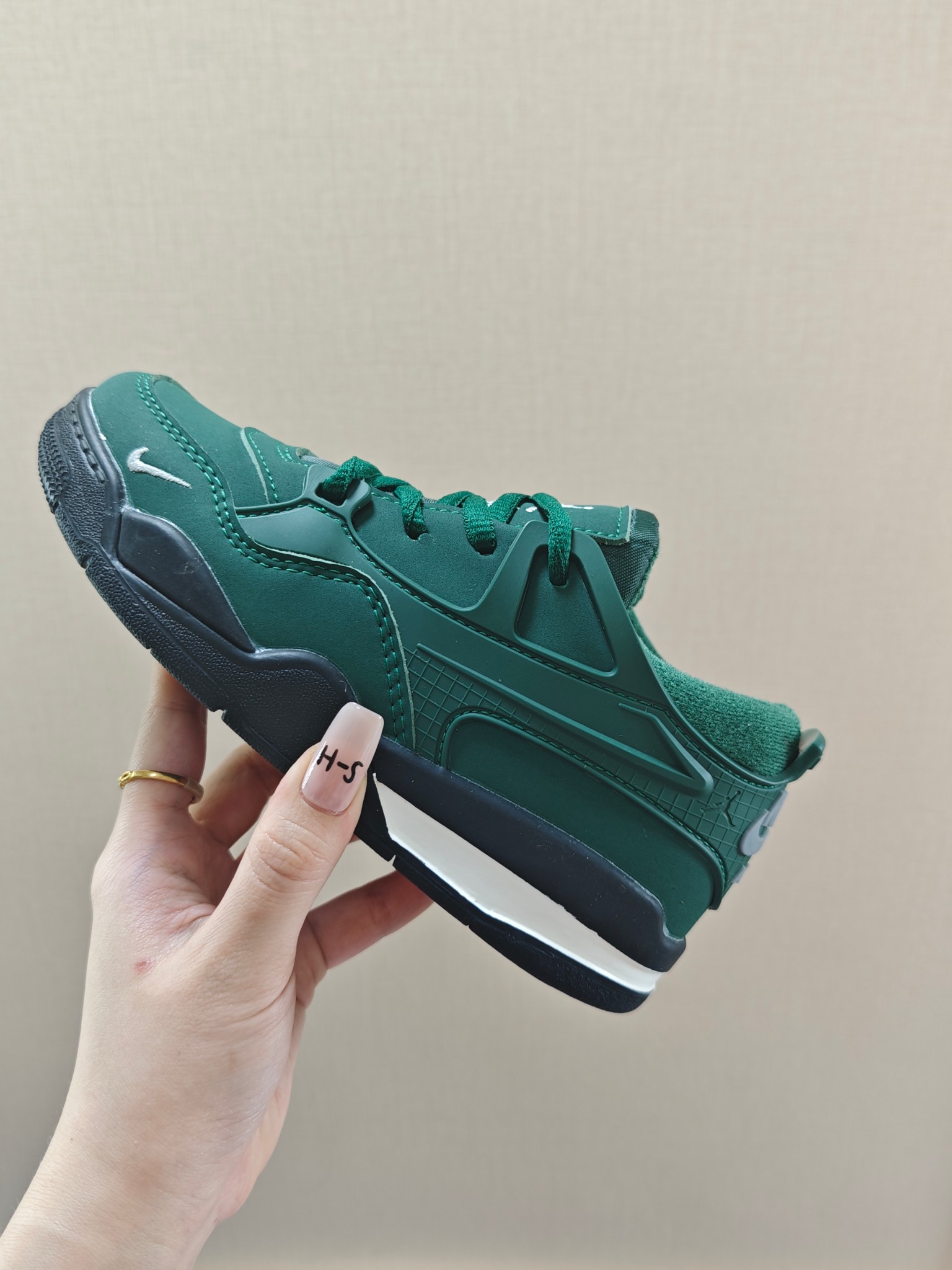 图片[2]-童鞋 【公司级耐克 新款 Nike Air Jordan 4 Retro OG 低帮 迈克尔·乔丹AJ4代乔4 复古休闲运动文化篮球鞋。秉承轻量化的速度型篮球鞋设计思想完成设计，降低重量的同时提升舒适度，中底延续前作使用了分离式后掌可视化 Air Sole气垫。鞋带孔和后跟鞋提以籃网为造型灵感，将篮球运动巧妙融入到鞋款的设计之中，使鞋身整体富有流动性、节奏感和优雅气质。 类型：男女童鞋 码数26-37-选品中心
