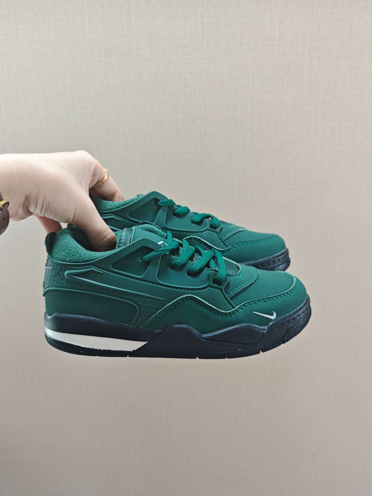 图片[8]-童鞋 【公司级耐克 新款 Nike Air Jordan 4 Retro OG 低帮 迈克尔·乔丹AJ4代乔4 复古休闲运动文化篮球鞋。秉承轻量化的速度型篮球鞋设计思想完成设计，降低重量的同时提升舒适度，中底延续前作使用了分离式后掌可视化 Air Sole气垫。鞋带孔和后跟鞋提以籃网为造型灵感，将篮球运动巧妙融入到鞋款的设计之中，使鞋身整体富有流动性、节奏感和优雅气质。 类型：男女童鞋 码数26-37-选品中心