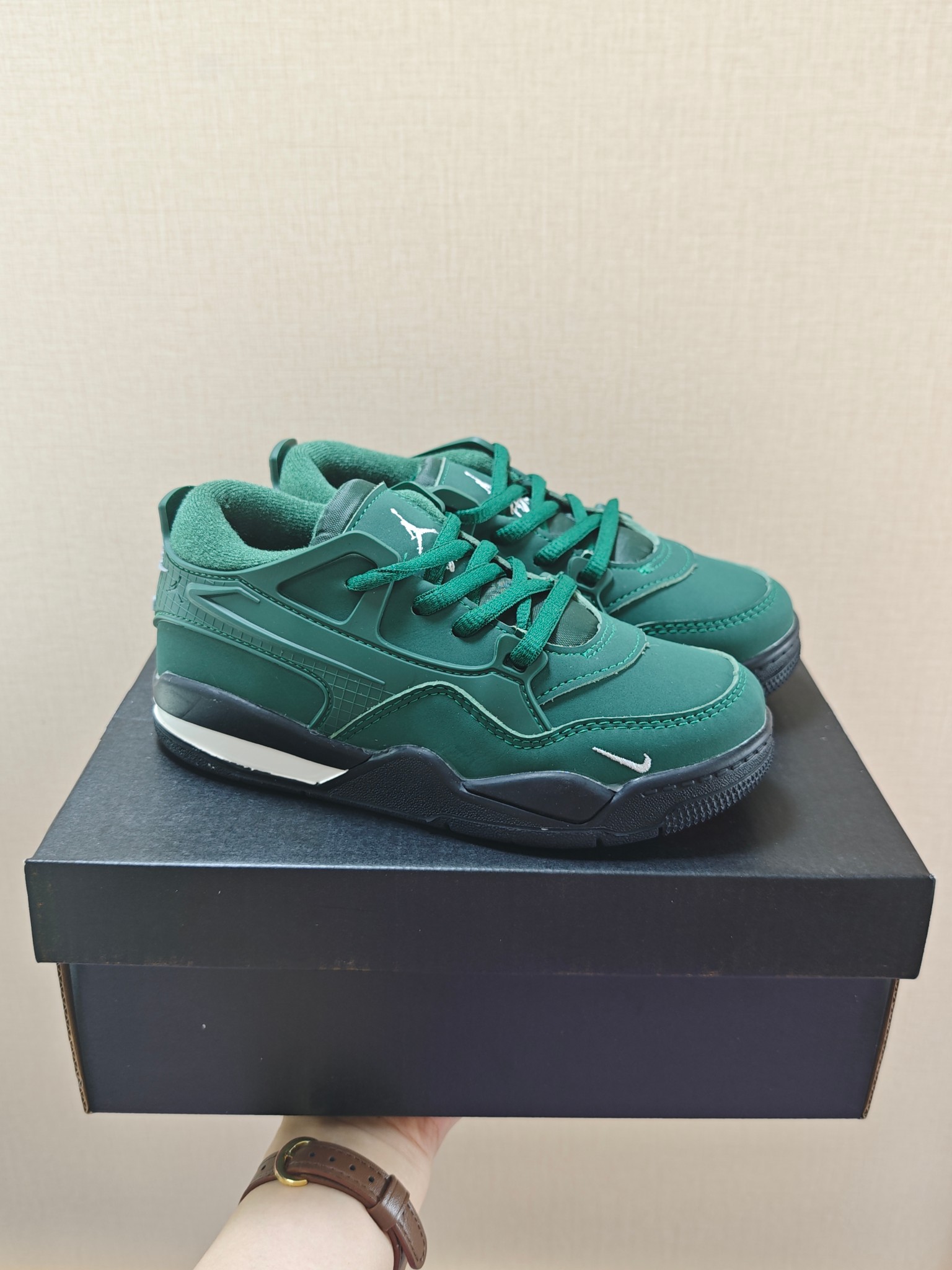 图片[9]-童鞋 【公司级耐克 新款 Nike Air Jordan 4 Retro OG 低帮 迈克尔·乔丹AJ4代乔4 复古休闲运动文化篮球鞋。秉承轻量化的速度型篮球鞋设计思想完成设计，降低重量的同时提升舒适度，中底延续前作使用了分离式后掌可视化 Air Sole气垫。鞋带孔和后跟鞋提以籃网为造型灵感，将篮球运动巧妙融入到鞋款的设计之中，使鞋身整体富有流动性、节奏感和优雅气质。 类型：男女童鞋 码数26-37-选品中心