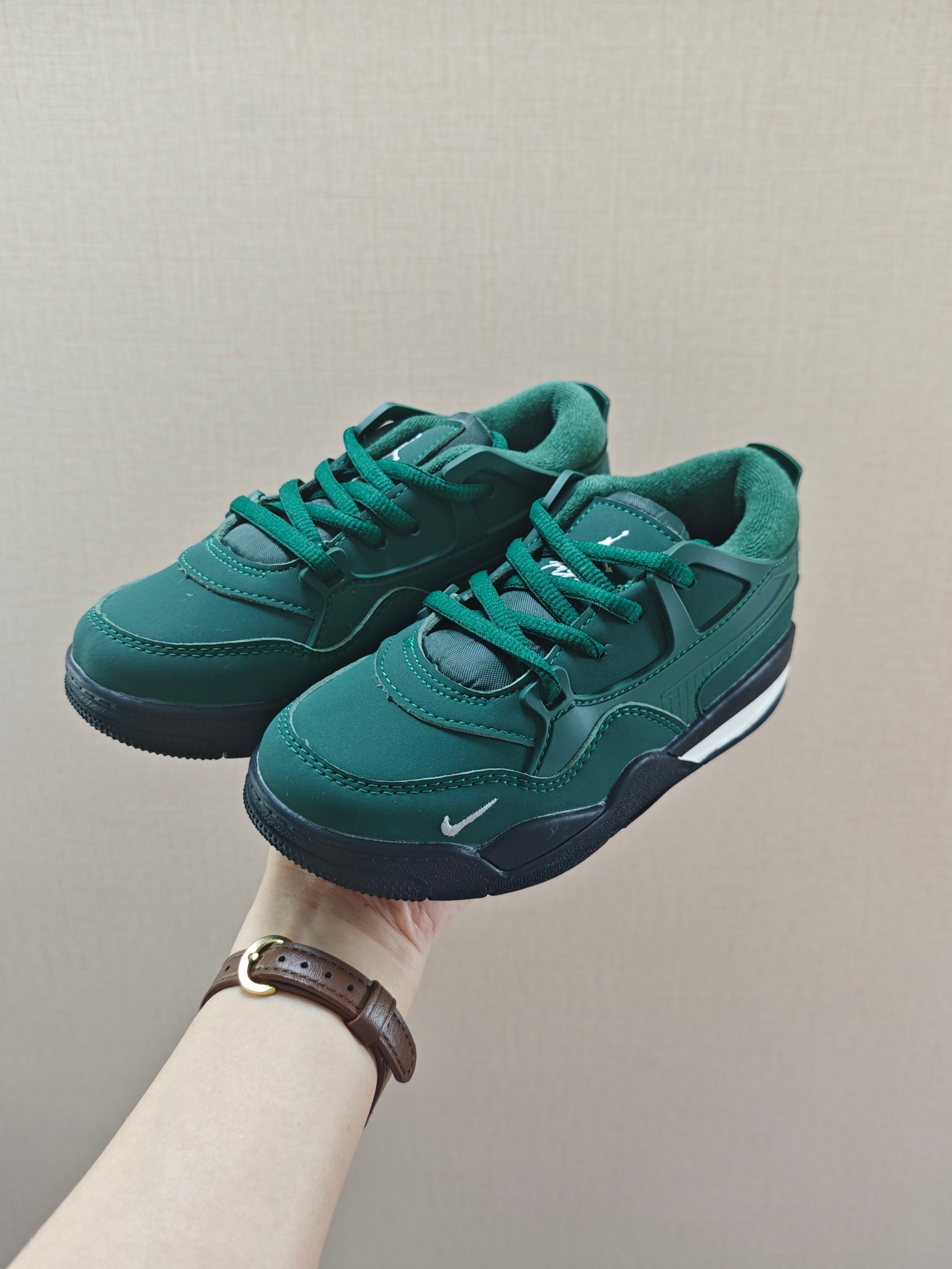 图片[7]-童鞋 【公司级耐克 新款 Nike Air Jordan 4 Retro OG 低帮 迈克尔·乔丹AJ4代乔4 复古休闲运动文化篮球鞋。秉承轻量化的速度型篮球鞋设计思想完成设计，降低重量的同时提升舒适度，中底延续前作使用了分离式后掌可视化 Air Sole气垫。鞋带孔和后跟鞋提以籃网为造型灵感，将篮球运动巧妙融入到鞋款的设计之中，使鞋身整体富有流动性、节奏感和优雅气质。 类型：男女童鞋 码数26-37-选品中心