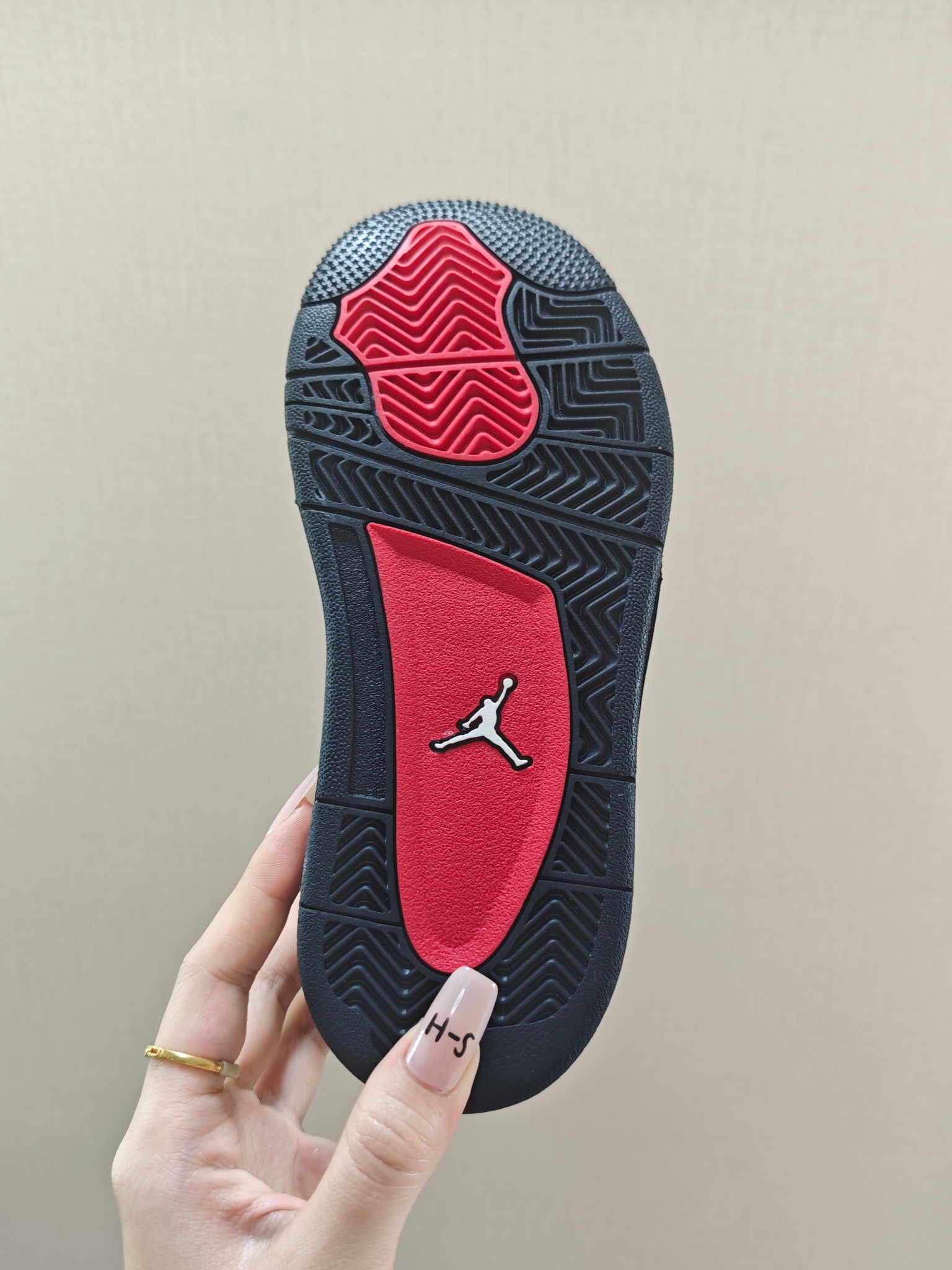 图片[6]-童鞋 【公司级耐克 新款 Nike Air Jordan 4 Retro OG 低帮 迈克尔·乔丹AJ4代乔4 复古休闲运动文化篮球鞋。秉承轻量化的速度型篮球鞋设计思想完成设计，降低重量的同时提升舒适度，中底延续前作使用了分离式后掌可视化 Air Sole气垫。鞋带孔和后跟鞋提以籃网为造型灵感，将篮球运动巧妙融入到鞋款的设计之中，使鞋身整体富有流动性、节奏感和优雅气质。 类型：男女童鞋 码数26-37-选品中心