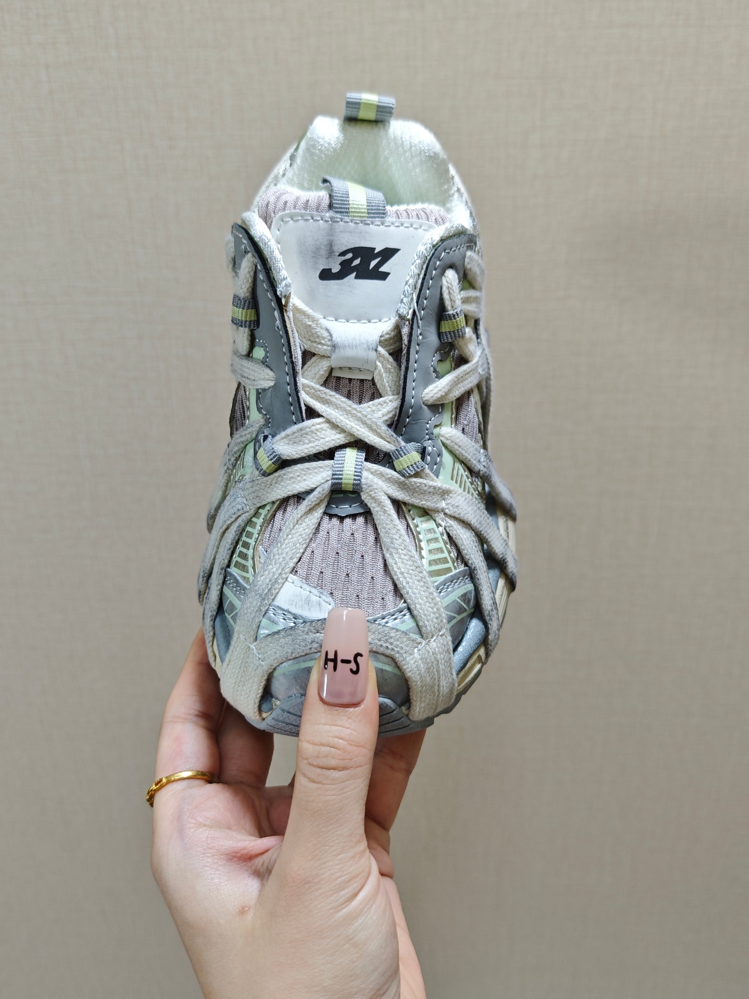 图片[4]-巴黎世家蜘蛛侠绑带设计儿童老爹鞋26-37码❤️ 这款童鞋不仅外观时尚，功能性强，更是孩子们展现个性的不错选择。👍面料采用运动鞋网布材料和聚氨酯，鞋头边缘和后帮采用磨损做旧效果！✌️-选品中心