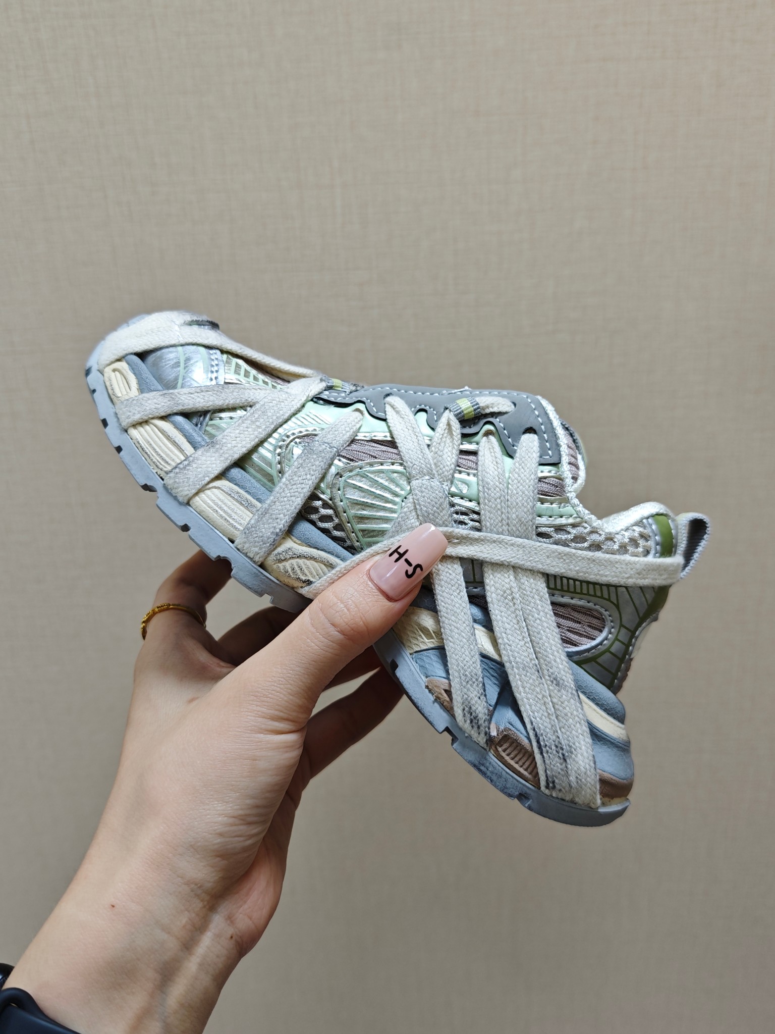 图片[2]-巴黎世家蜘蛛侠绑带设计儿童老爹鞋26-37码❤️ 这款童鞋不仅外观时尚，功能性强，更是孩子们展现个性的不错选择。👍面料采用运动鞋网布材料和聚氨酯，鞋头边缘和后帮采用磨损做旧效果！✌️-选品中心