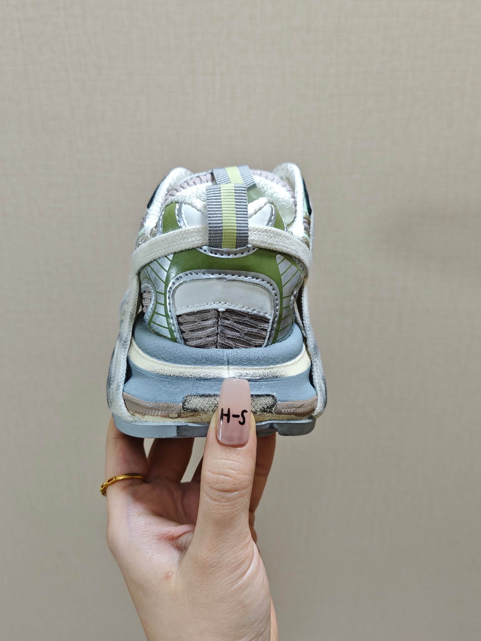 图片[5]-巴黎世家蜘蛛侠绑带设计儿童老爹鞋26-37码❤️ 这款童鞋不仅外观时尚，功能性强，更是孩子们展现个性的不错选择。👍面料采用运动鞋网布材料和聚氨酯，鞋头边缘和后帮采用磨损做旧效果！✌️-选品中心