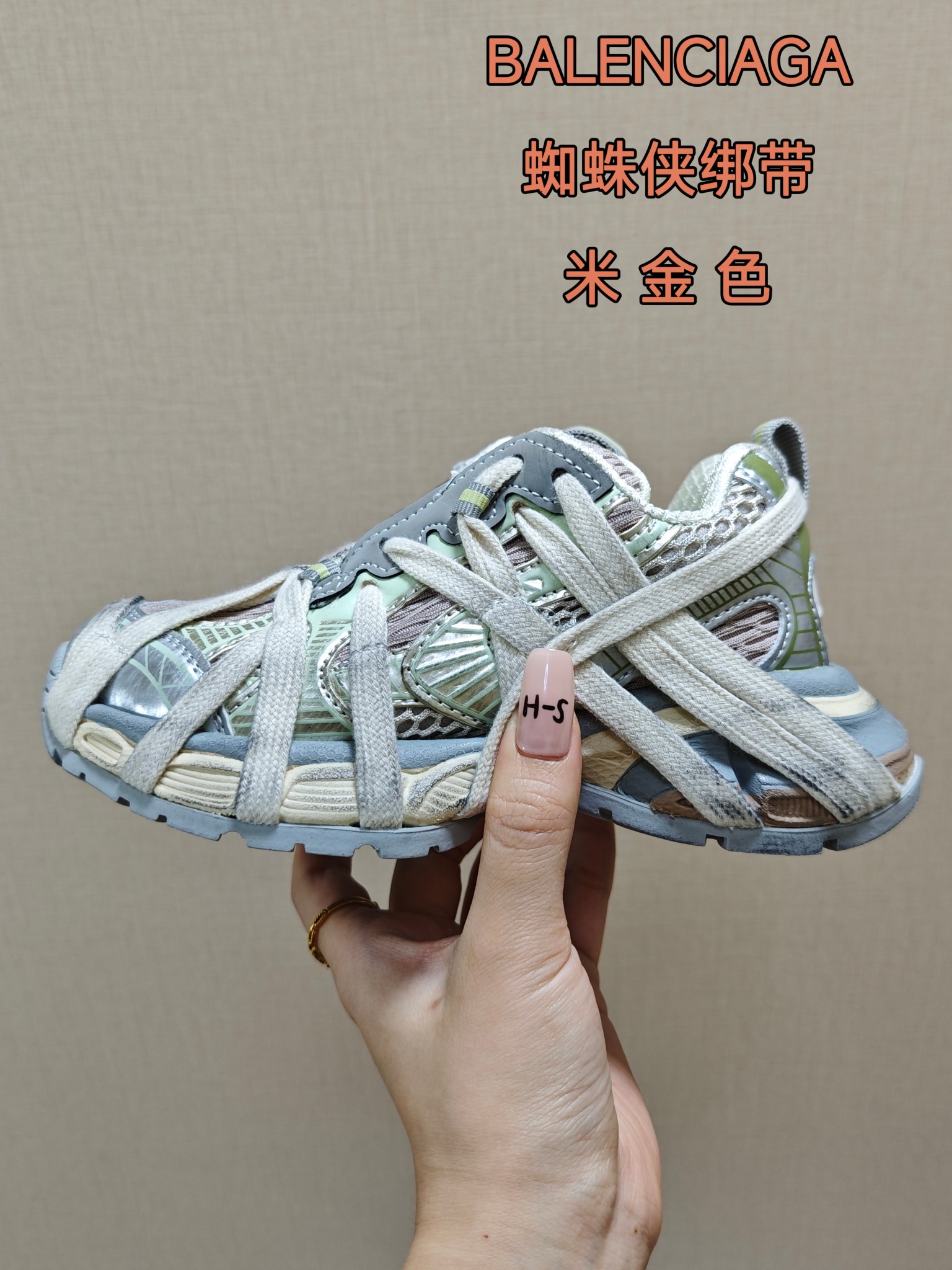 BALENCIAGA巴黎世家新款蜘蛛侠绑带设计儿童老爹鞋 尺码：26-37码❤️ 它的鞋底柔软且弹性十足，非常适合孩子们活泼好动的天性，同时也能保护好小脚丫，让他们在奔跑跳跃时更加自如。这款童鞋不仅外观时尚，功能性强，更是孩子们展现个性的不错选择。👍 面料采用运动鞋网布材料和聚氨酯，鞋头边缘和后帮采用磨损做旧效果！✌️-选品中心