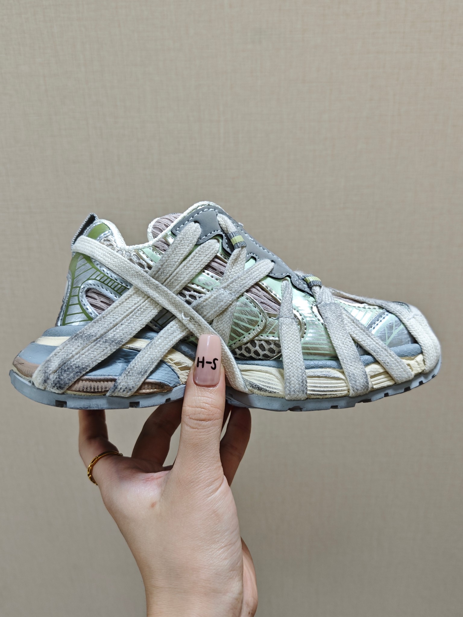 图片[3]-巴黎世家蜘蛛侠绑带设计儿童老爹鞋26-37码❤️ 这款童鞋不仅外观时尚，功能性强，更是孩子们展现个性的不错选择。👍面料采用运动鞋网布材料和聚氨酯，鞋头边缘和后帮采用磨损做旧效果！✌️-选品中心