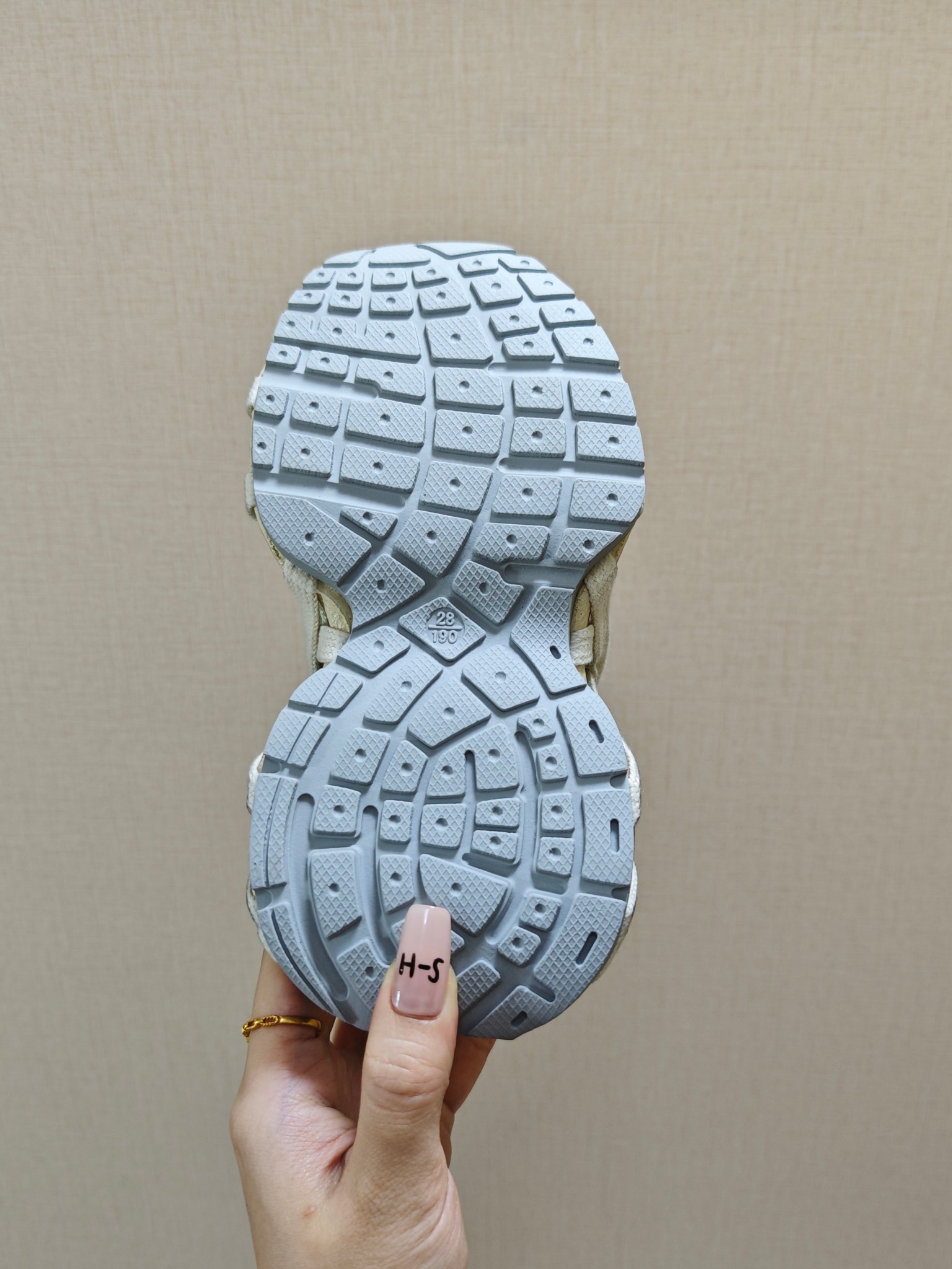 图片[6]-巴黎世家蜘蛛侠绑带设计儿童老爹鞋26-37码❤️ 这款童鞋不仅外观时尚，功能性强，更是孩子们展现个性的不错选择。👍面料采用运动鞋网布材料和聚氨酯，鞋头边缘和后帮采用磨损做旧效果！✌️-选品中心