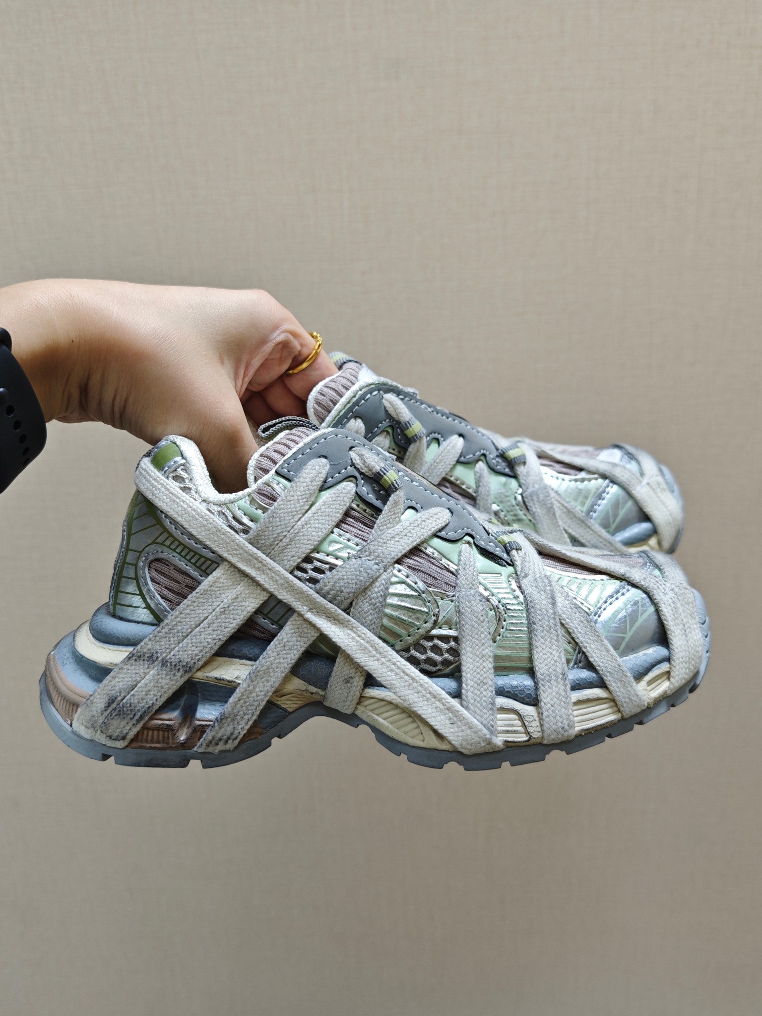 图片[8]-巴黎世家蜘蛛侠绑带设计儿童老爹鞋26-37码❤️ 这款童鞋不仅外观时尚，功能性强，更是孩子们展现个性的不错选择。👍面料采用运动鞋网布材料和聚氨酯，鞋头边缘和后帮采用磨损做旧效果！✌️-选品中心