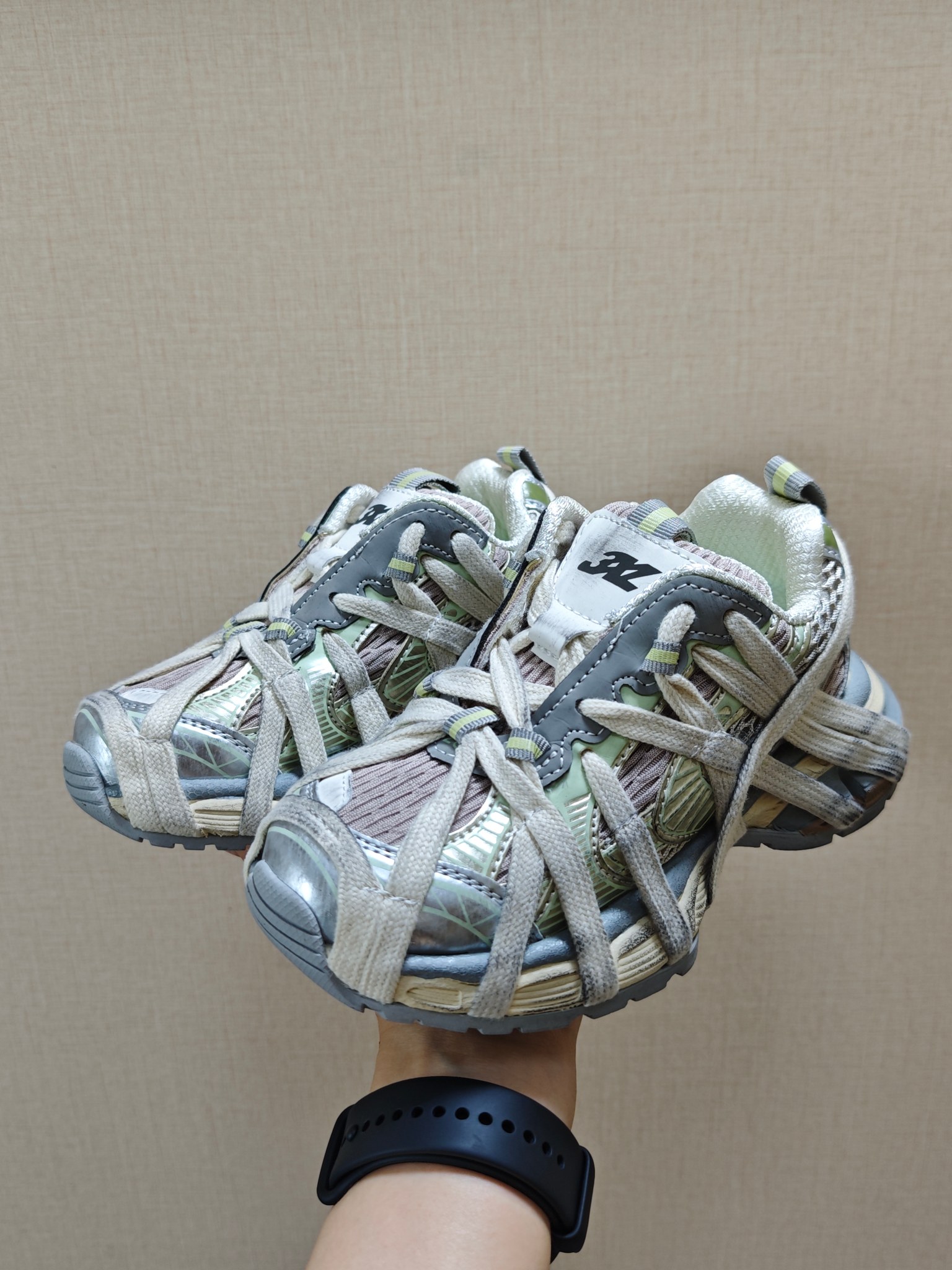 图片[7]-巴黎世家蜘蛛侠绑带设计儿童老爹鞋26-37码❤️ 这款童鞋不仅外观时尚，功能性强，更是孩子们展现个性的不错选择。👍面料采用运动鞋网布材料和聚氨酯，鞋头边缘和后帮采用磨损做旧效果！✌️-选品中心