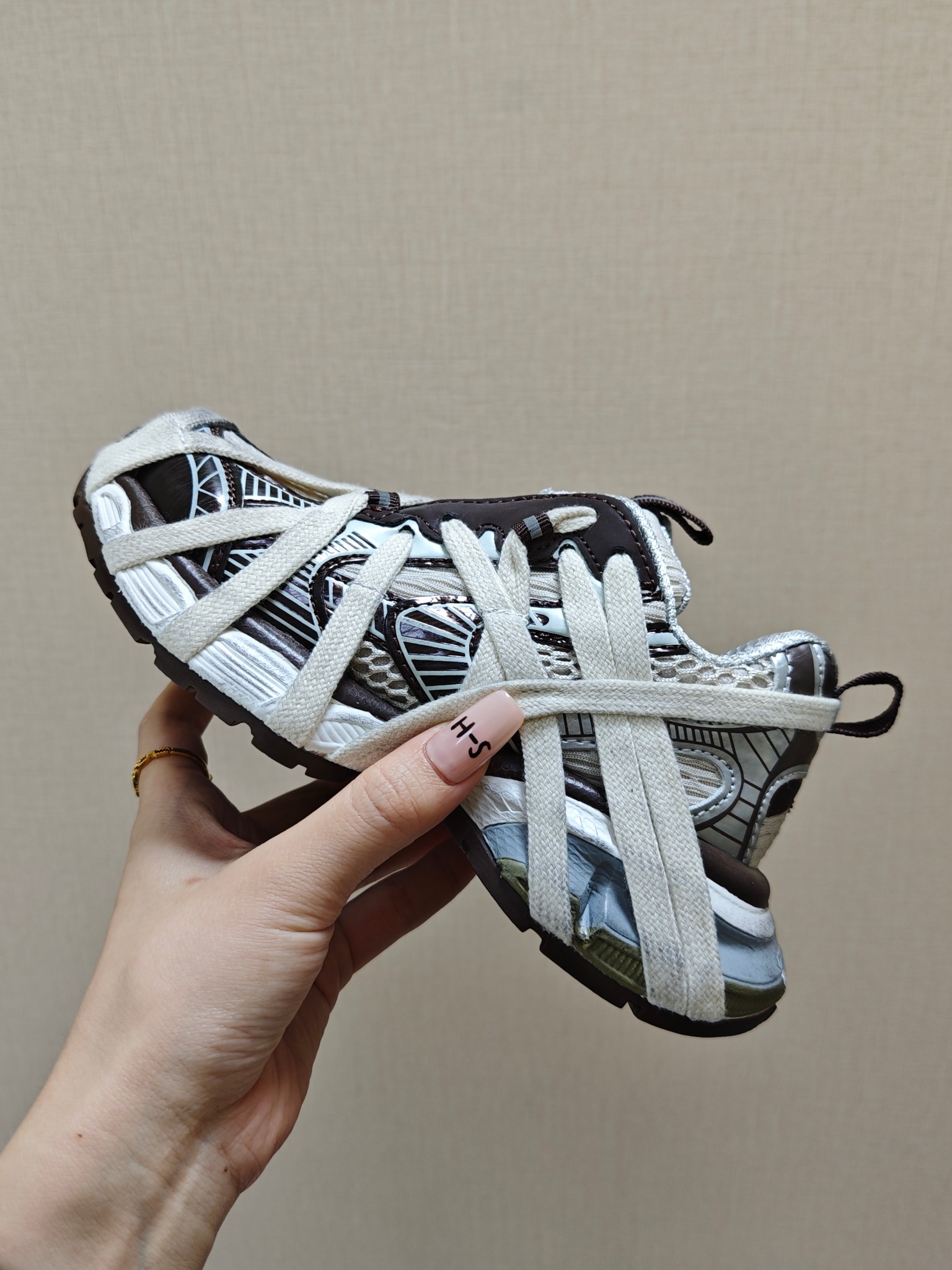 图片[2]-巴黎世家蜘蛛侠绑带设计儿童老爹鞋26-37码❤️ 这款童鞋不仅外观时尚，功能性强，更是孩子们展现个性的不错选择。👍面料采用运动鞋网布材料和聚氨酯，鞋头边缘和后帮采用磨损做旧效果！✌️-选品中心