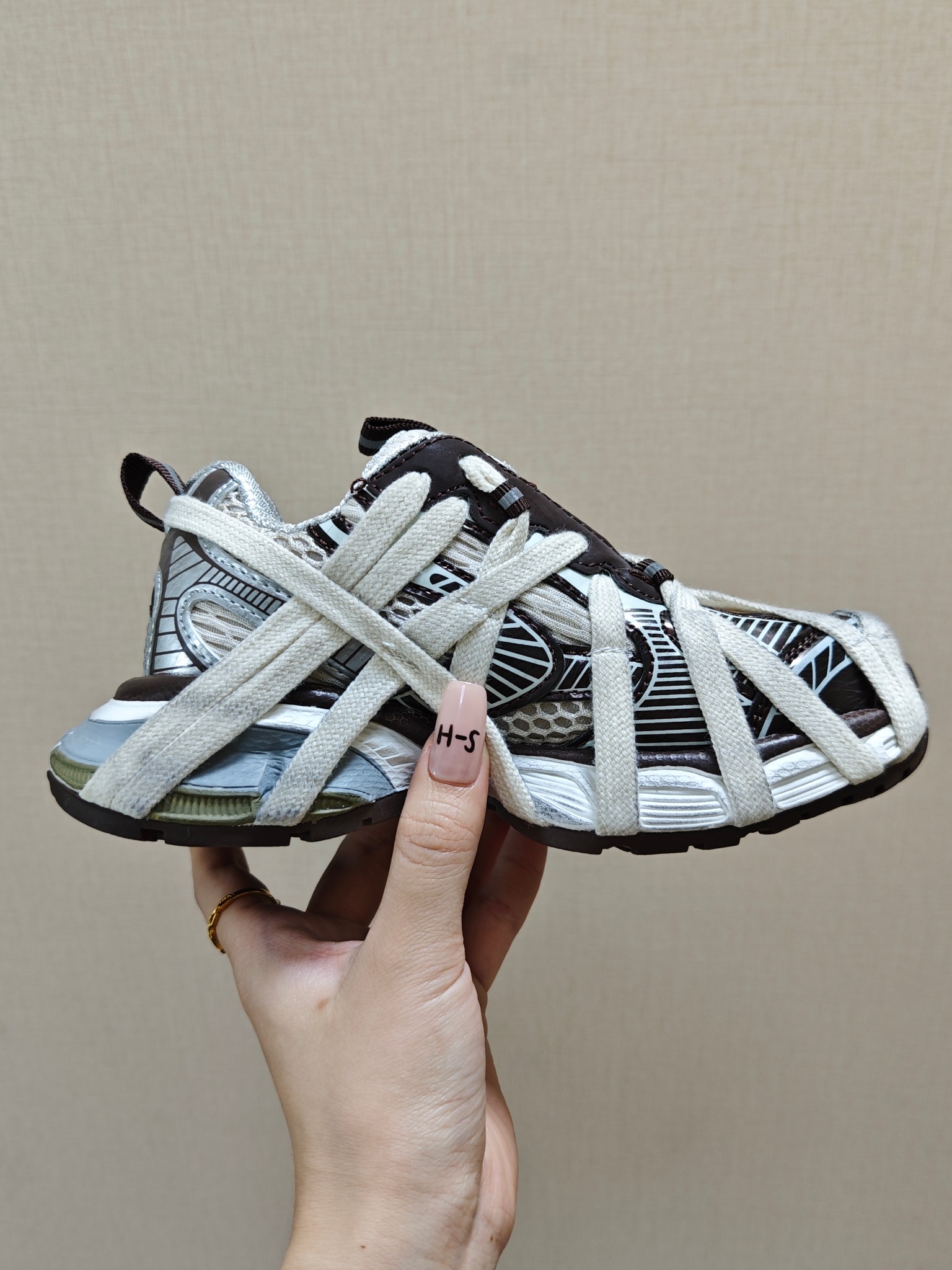 图片[3]-巴黎世家蜘蛛侠绑带设计儿童老爹鞋26-37码❤️ 这款童鞋不仅外观时尚，功能性强，更是孩子们展现个性的不错选择。👍面料采用运动鞋网布材料和聚氨酯，鞋头边缘和后帮采用磨损做旧效果！✌️-选品中心