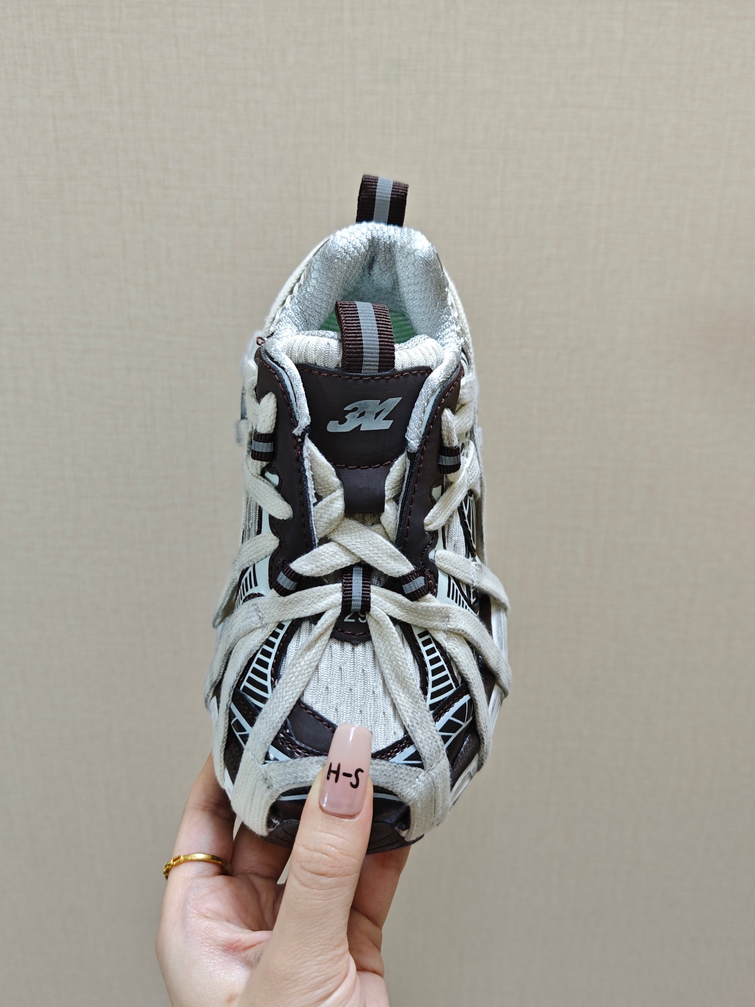 图片[4]-巴黎世家蜘蛛侠绑带设计儿童老爹鞋26-37码❤️ 这款童鞋不仅外观时尚，功能性强，更是孩子们展现个性的不错选择。👍面料采用运动鞋网布材料和聚氨酯，鞋头边缘和后帮采用磨损做旧效果！✌️-选品中心