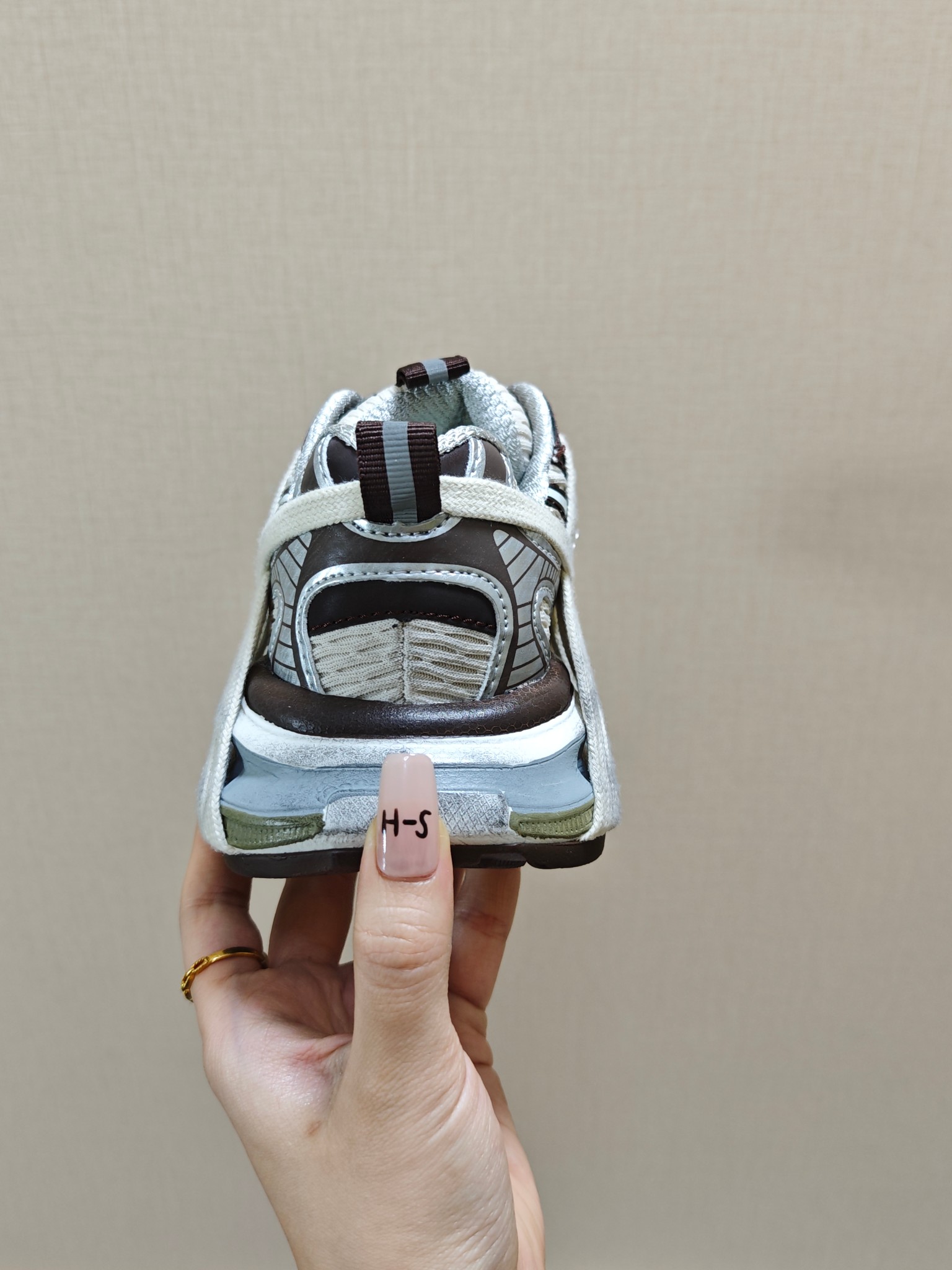 图片[5]-巴黎世家蜘蛛侠绑带设计儿童老爹鞋26-37码❤️ 这款童鞋不仅外观时尚，功能性强，更是孩子们展现个性的不错选择。👍面料采用运动鞋网布材料和聚氨酯，鞋头边缘和后帮采用磨损做旧效果！✌️-选品中心