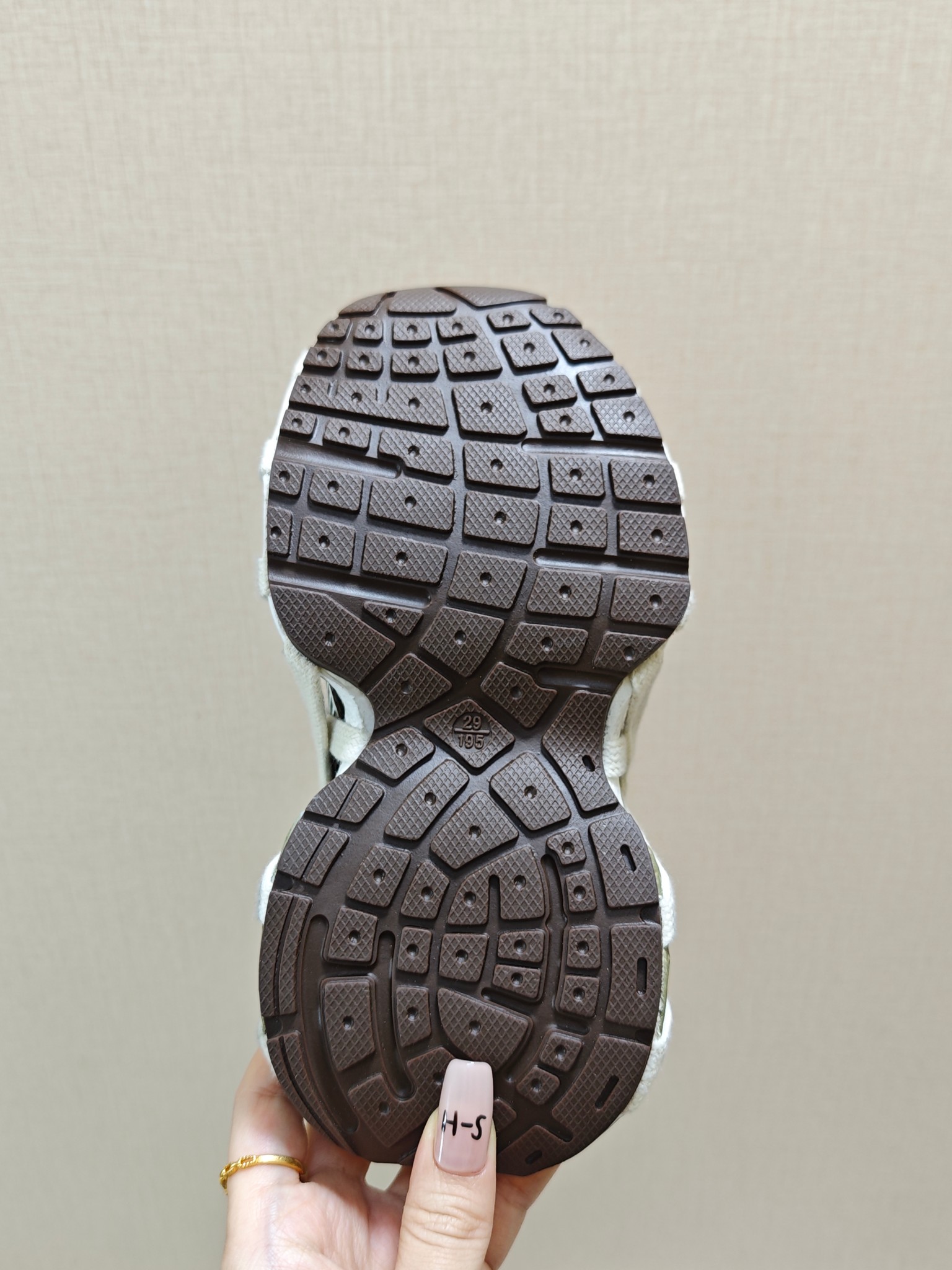 图片[6]-巴黎世家蜘蛛侠绑带设计儿童老爹鞋26-37码❤️ 这款童鞋不仅外观时尚，功能性强，更是孩子们展现个性的不错选择。👍面料采用运动鞋网布材料和聚氨酯，鞋头边缘和后帮采用磨损做旧效果！✌️-选品中心