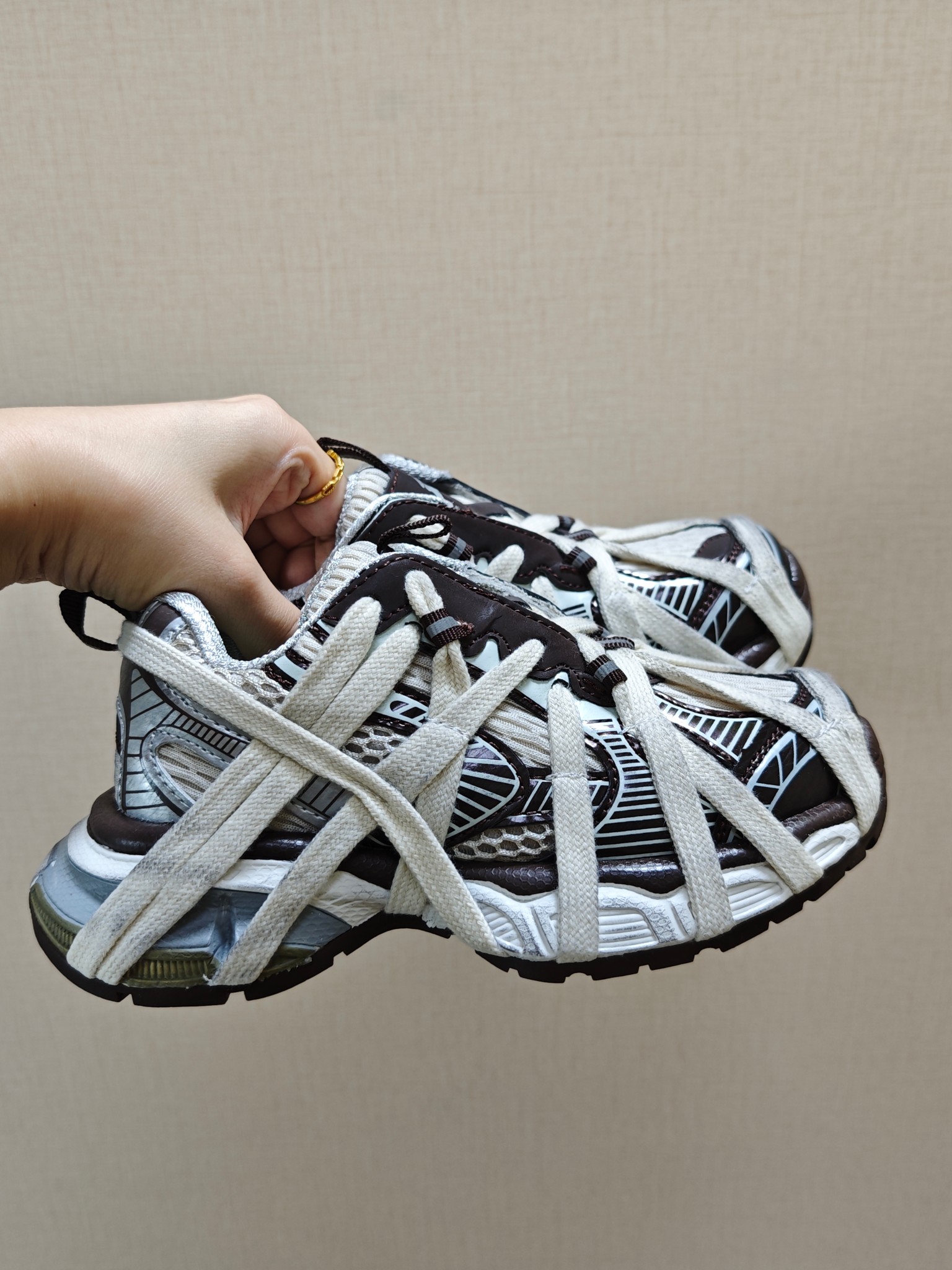 图片[8]-巴黎世家蜘蛛侠绑带设计儿童老爹鞋26-37码❤️ 这款童鞋不仅外观时尚，功能性强，更是孩子们展现个性的不错选择。👍面料采用运动鞋网布材料和聚氨酯，鞋头边缘和后帮采用磨损做旧效果！✌️-选品中心