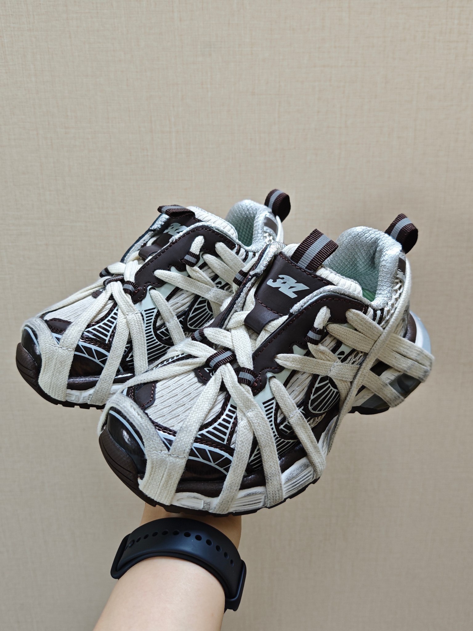 图片[7]-巴黎世家蜘蛛侠绑带设计儿童老爹鞋26-37码❤️ 这款童鞋不仅外观时尚，功能性强，更是孩子们展现个性的不错选择。👍面料采用运动鞋网布材料和聚氨酯，鞋头边缘和后帮采用磨损做旧效果！✌️-选品中心