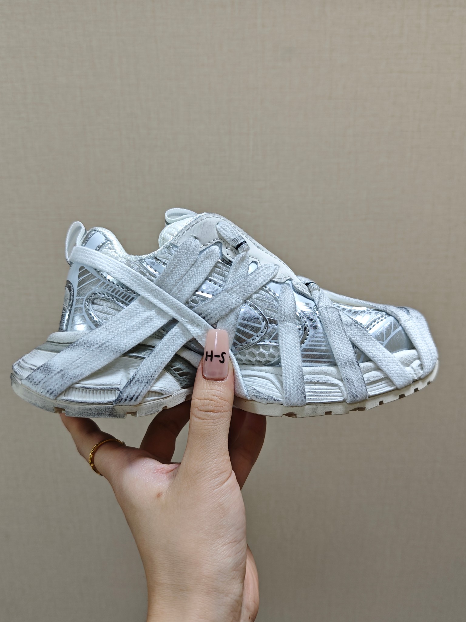 图片[3]-BALENCIAGA巴黎世家新款蜘蛛侠绑带设计儿童老爹鞋 尺码：26-37码❤️ 它的鞋底柔软且弹性十足，非常适合孩子们活泼好动的天性，同时也能保护好小脚丫，让他们在奔跑跳跃时更加自如。这款童鞋不仅外观时尚，功能性强，更是孩子们展现个性的不错选择。👍 面料采用运动鞋网布材料和聚氨酯，鞋头边缘和后帮采用磨损做旧效果！✌️-选品中心