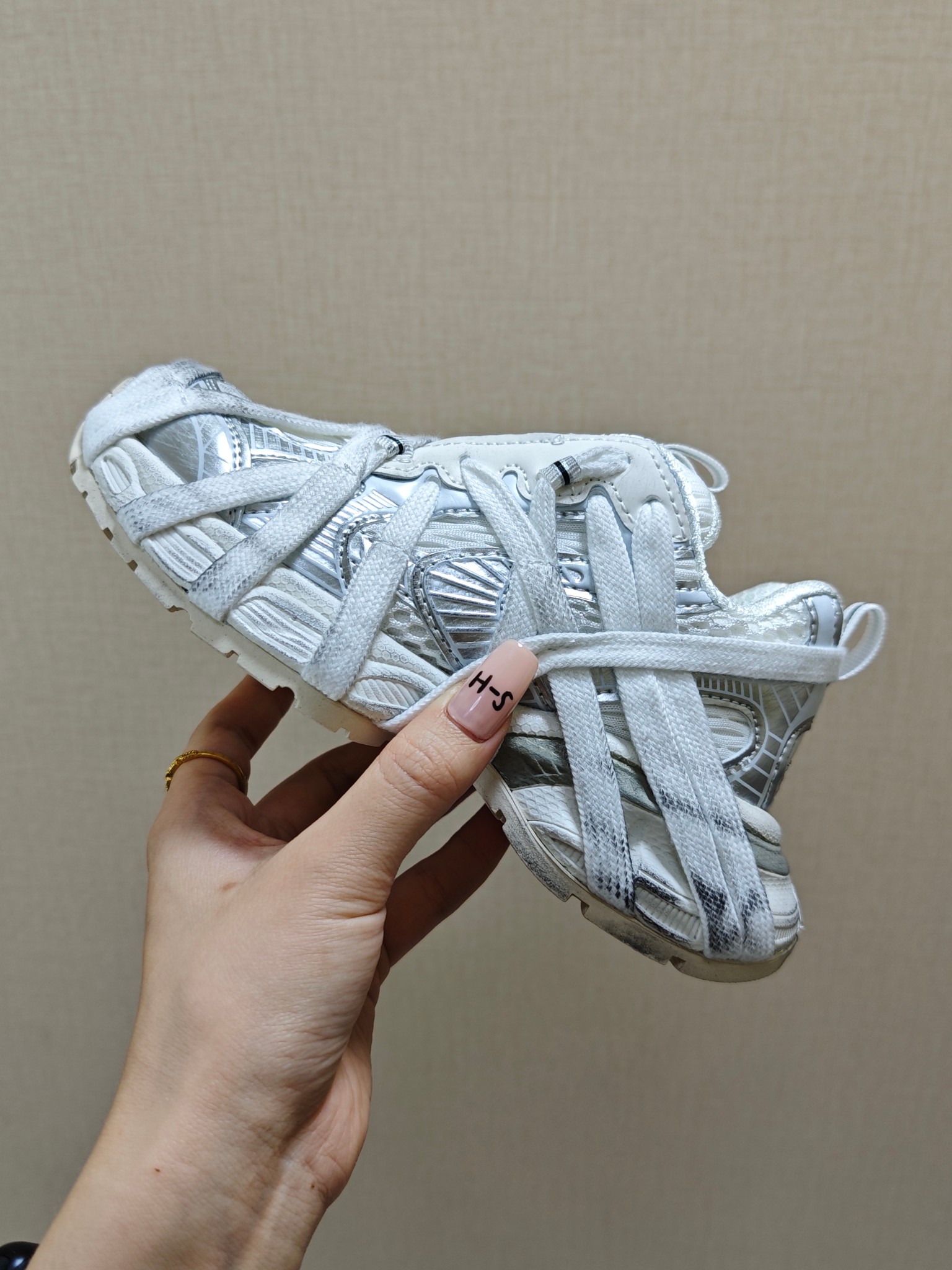 图片[2]-BALENCIAGA巴黎世家新款蜘蛛侠绑带设计儿童老爹鞋 尺码：26-37码❤️ 它的鞋底柔软且弹性十足，非常适合孩子们活泼好动的天性，同时也能保护好小脚丫，让他们在奔跑跳跃时更加自如。这款童鞋不仅外观时尚，功能性强，更是孩子们展现个性的不错选择。👍 面料采用运动鞋网布材料和聚氨酯，鞋头边缘和后帮采用磨损做旧效果！✌️-选品中心