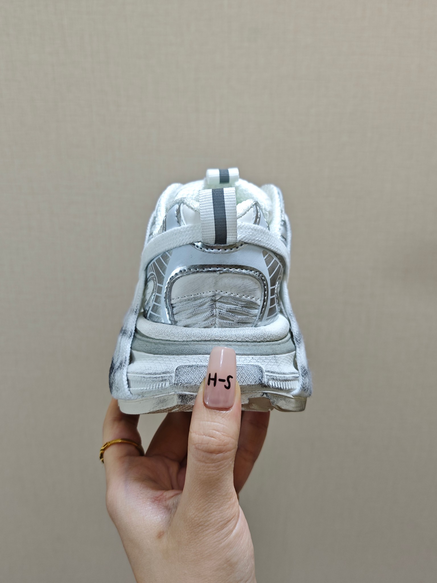 图片[5]-BALENCIAGA巴黎世家新款蜘蛛侠绑带设计儿童老爹鞋 尺码：26-37码❤️ 它的鞋底柔软且弹性十足，非常适合孩子们活泼好动的天性，同时也能保护好小脚丫，让他们在奔跑跳跃时更加自如。这款童鞋不仅外观时尚，功能性强，更是孩子们展现个性的不错选择。👍 面料采用运动鞋网布材料和聚氨酯，鞋头边缘和后帮采用磨损做旧效果！✌️-选品中心