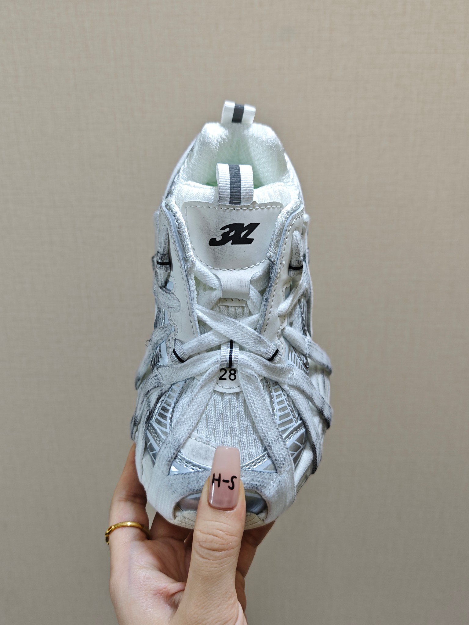 图片[4]-BALENCIAGA巴黎世家新款蜘蛛侠绑带设计儿童老爹鞋 尺码：26-37码❤️ 它的鞋底柔软且弹性十足，非常适合孩子们活泼好动的天性，同时也能保护好小脚丫，让他们在奔跑跳跃时更加自如。这款童鞋不仅外观时尚，功能性强，更是孩子们展现个性的不错选择。👍 面料采用运动鞋网布材料和聚氨酯，鞋头边缘和后帮采用磨损做旧效果！✌️-选品中心