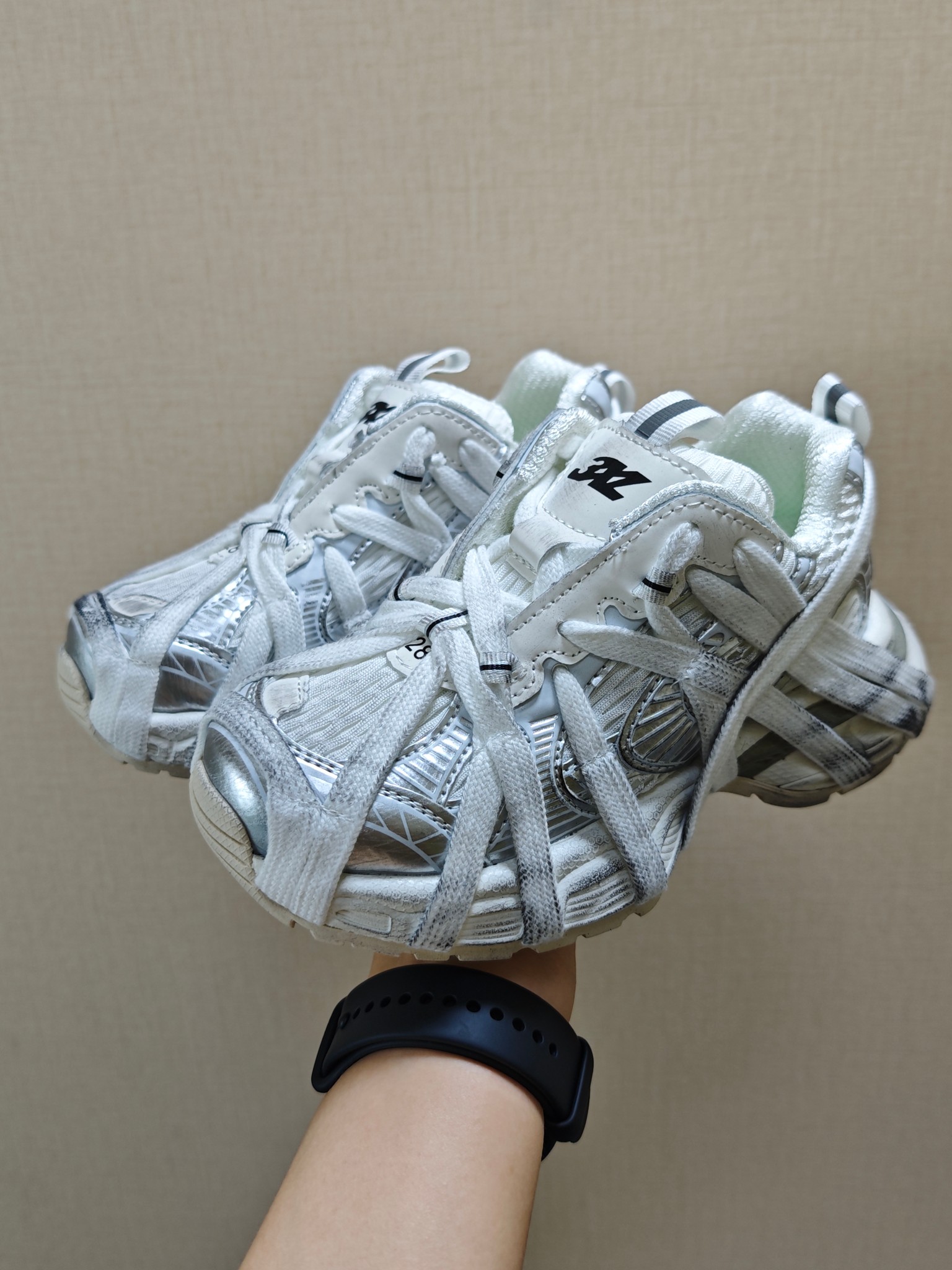 图片[7]-BALENCIAGA巴黎世家新款蜘蛛侠绑带设计儿童老爹鞋 尺码：26-37码❤️ 它的鞋底柔软且弹性十足，非常适合孩子们活泼好动的天性，同时也能保护好小脚丫，让他们在奔跑跳跃时更加自如。这款童鞋不仅外观时尚，功能性强，更是孩子们展现个性的不错选择。👍 面料采用运动鞋网布材料和聚氨酯，鞋头边缘和后帮采用磨损做旧效果！✌️-选品中心