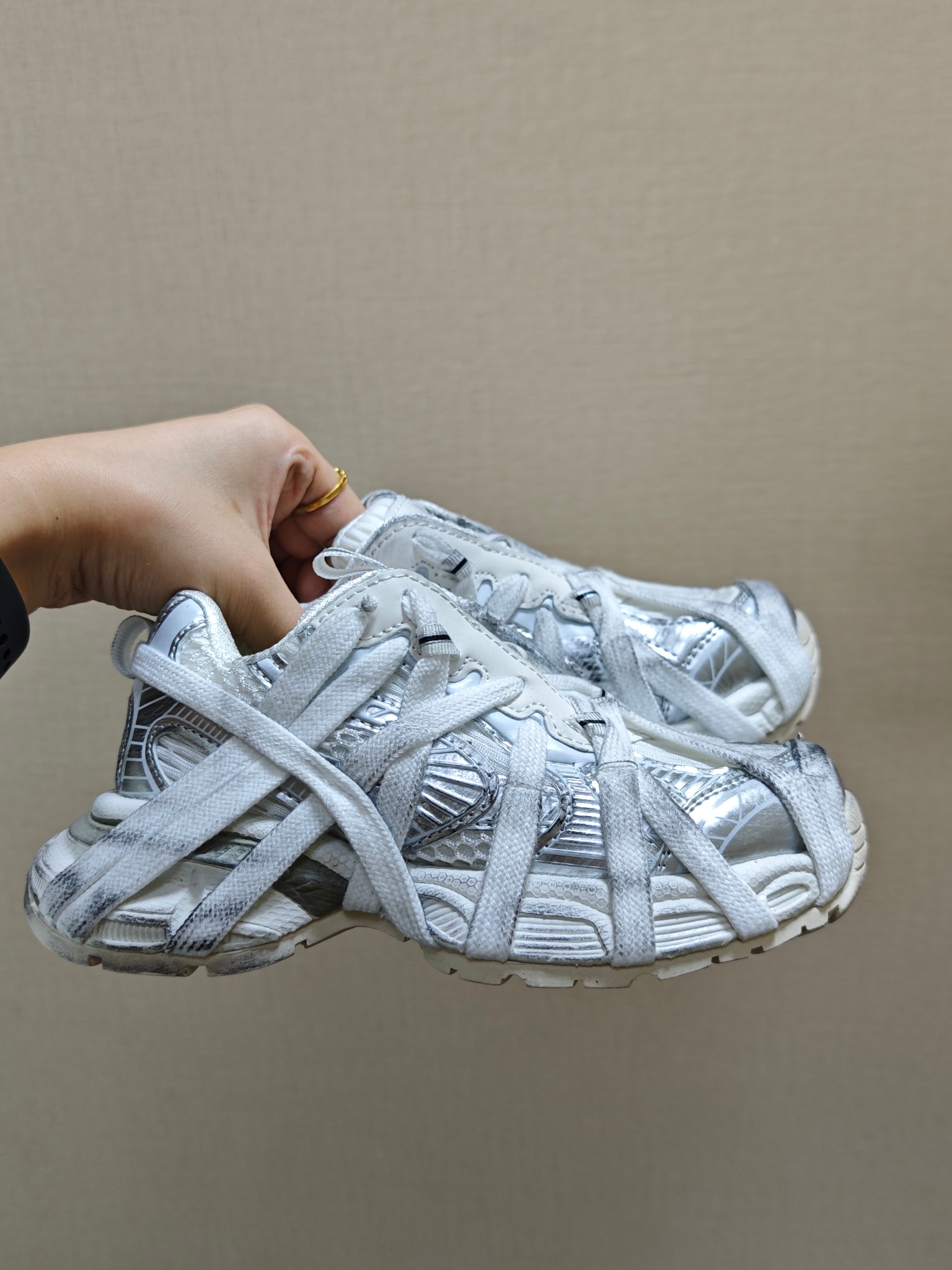 图片[8]-BALENCIAGA巴黎世家新款蜘蛛侠绑带设计儿童老爹鞋 尺码：26-37码❤️ 它的鞋底柔软且弹性十足，非常适合孩子们活泼好动的天性，同时也能保护好小脚丫，让他们在奔跑跳跃时更加自如。这款童鞋不仅外观时尚，功能性强，更是孩子们展现个性的不错选择。👍 面料采用运动鞋网布材料和聚氨酯，鞋头边缘和后帮采用磨损做旧效果！✌️-选品中心