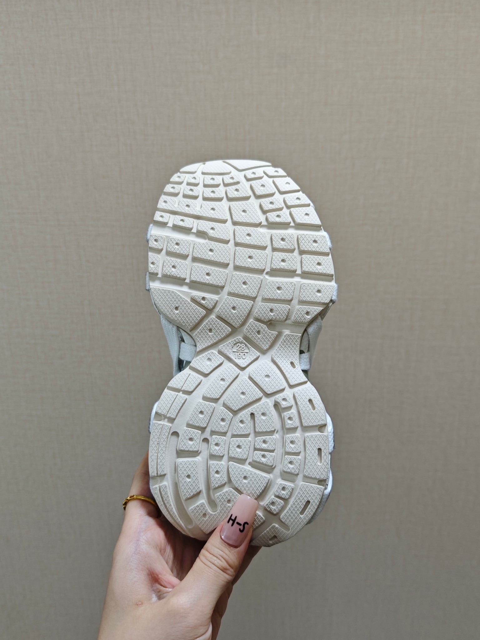 图片[6]-BALENCIAGA巴黎世家新款蜘蛛侠绑带设计儿童老爹鞋 尺码：26-37码❤️ 它的鞋底柔软且弹性十足，非常适合孩子们活泼好动的天性，同时也能保护好小脚丫，让他们在奔跑跳跃时更加自如。这款童鞋不仅外观时尚，功能性强，更是孩子们展现个性的不错选择。👍 面料采用运动鞋网布材料和聚氨酯，鞋头边缘和后帮采用磨损做旧效果！✌️-选品中心