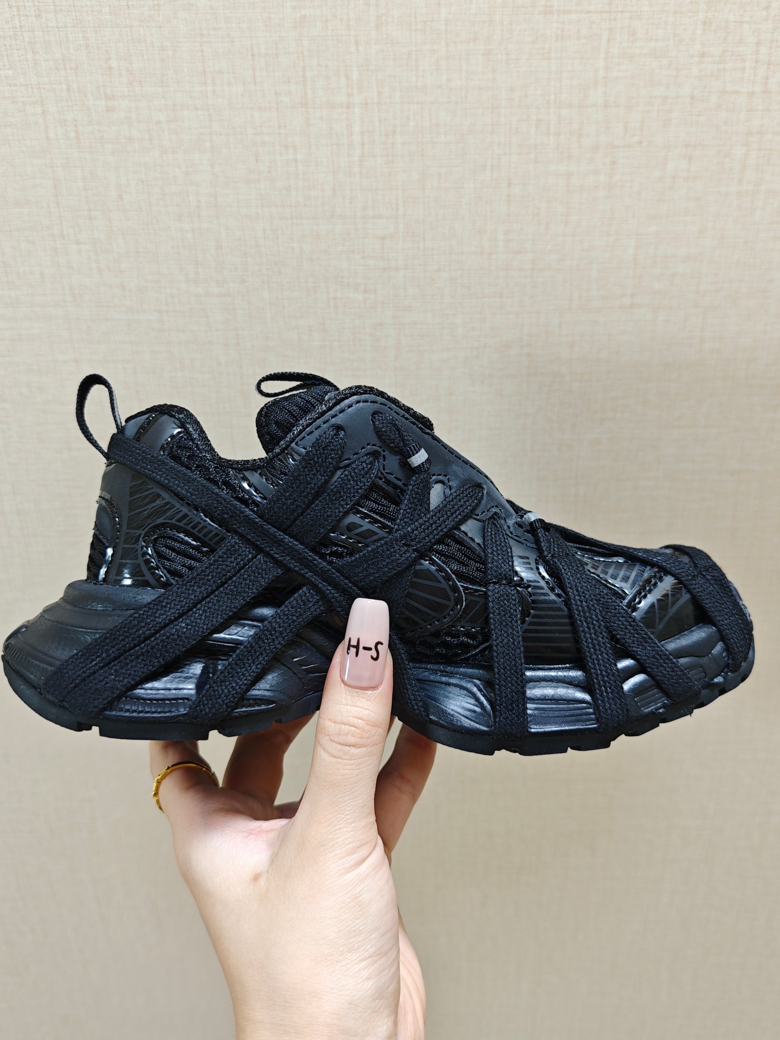 图片[3]-巴黎世家蜘蛛侠绑带设计儿童老爹鞋26-37码❤️ 这款童鞋不仅外观时尚，功能性强，更是孩子们展现个性的不错选择。👍面料采用运动鞋网布材料和聚氨酯，鞋头边缘和后帮采用磨损做旧效果！✌️-选品中心