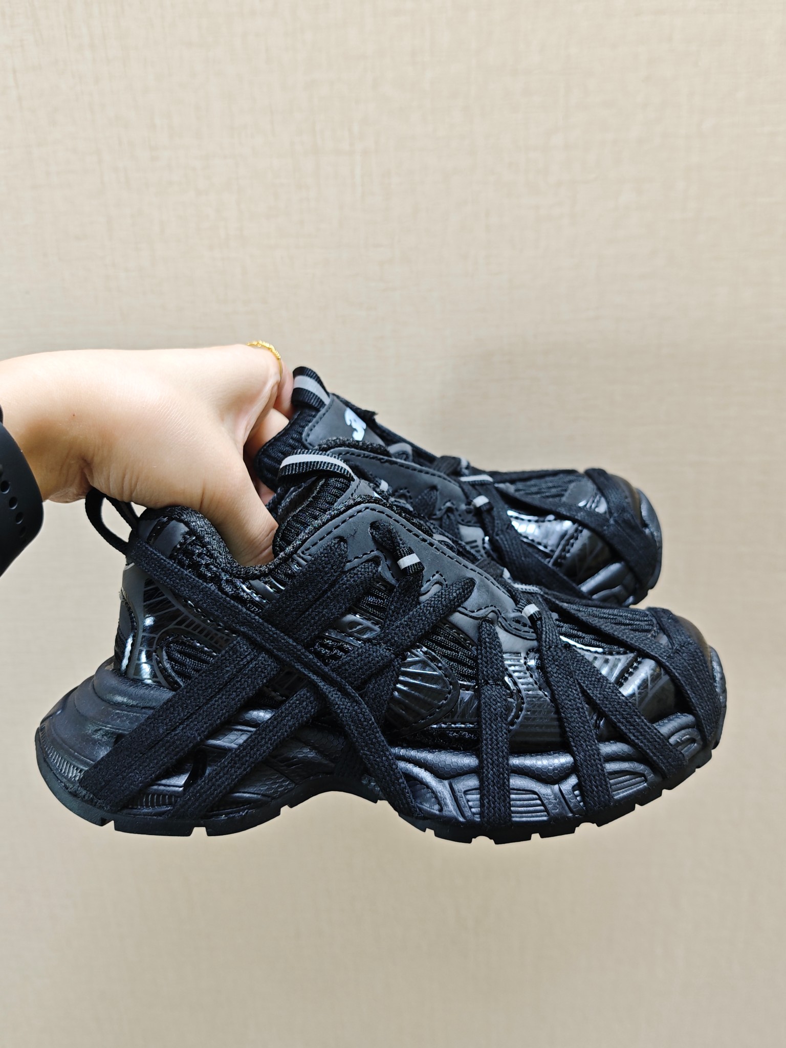 图片[8]-巴黎世家蜘蛛侠绑带设计儿童老爹鞋26-37码❤️ 这款童鞋不仅外观时尚，功能性强，更是孩子们展现个性的不错选择。👍面料采用运动鞋网布材料和聚氨酯，鞋头边缘和后帮采用磨损做旧效果！✌️-选品中心