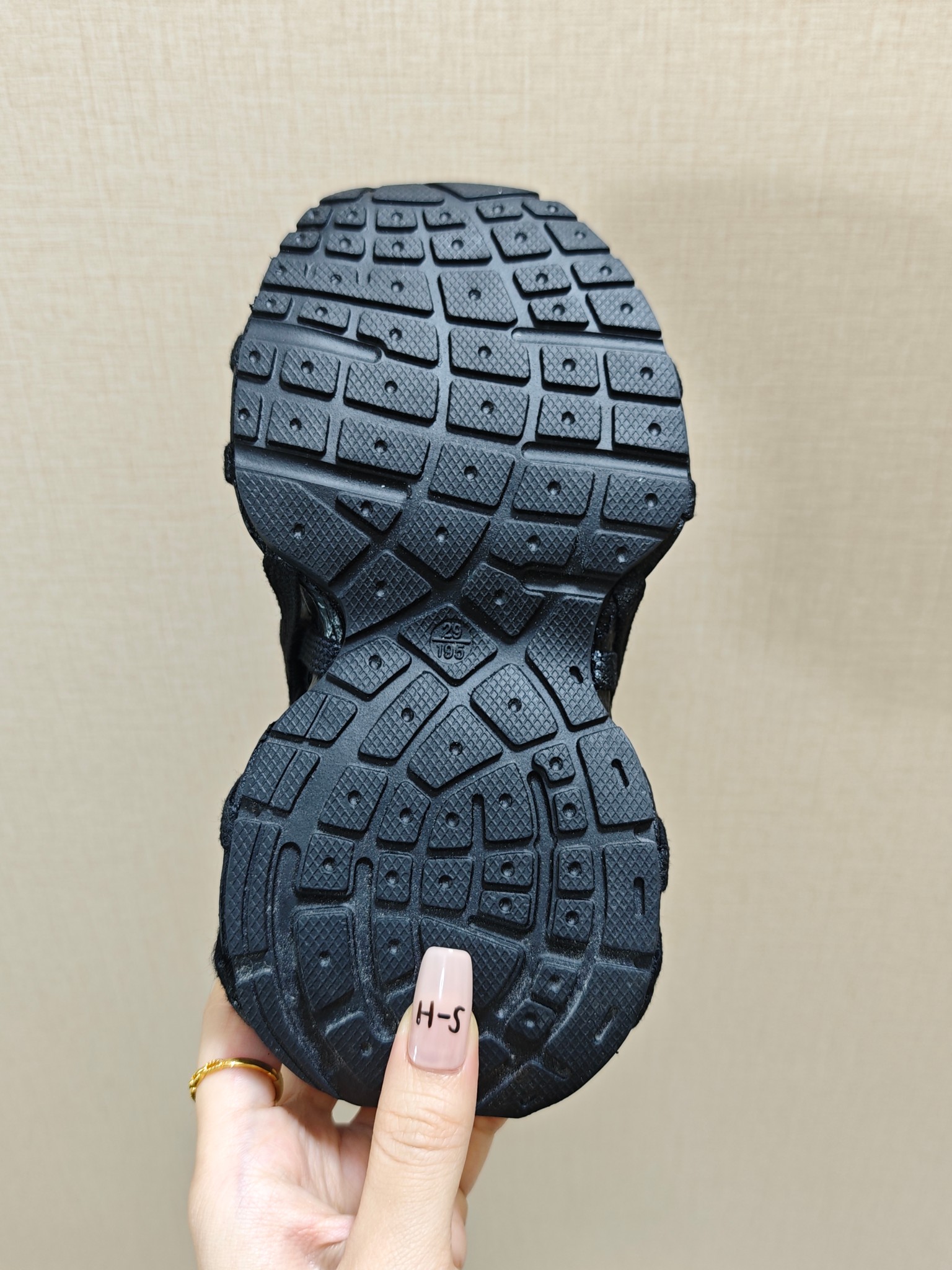 图片[6]-巴黎世家蜘蛛侠绑带设计儿童老爹鞋26-37码❤️ 这款童鞋不仅外观时尚，功能性强，更是孩子们展现个性的不错选择。👍面料采用运动鞋网布材料和聚氨酯，鞋头边缘和后帮采用磨损做旧效果！✌️-选品中心