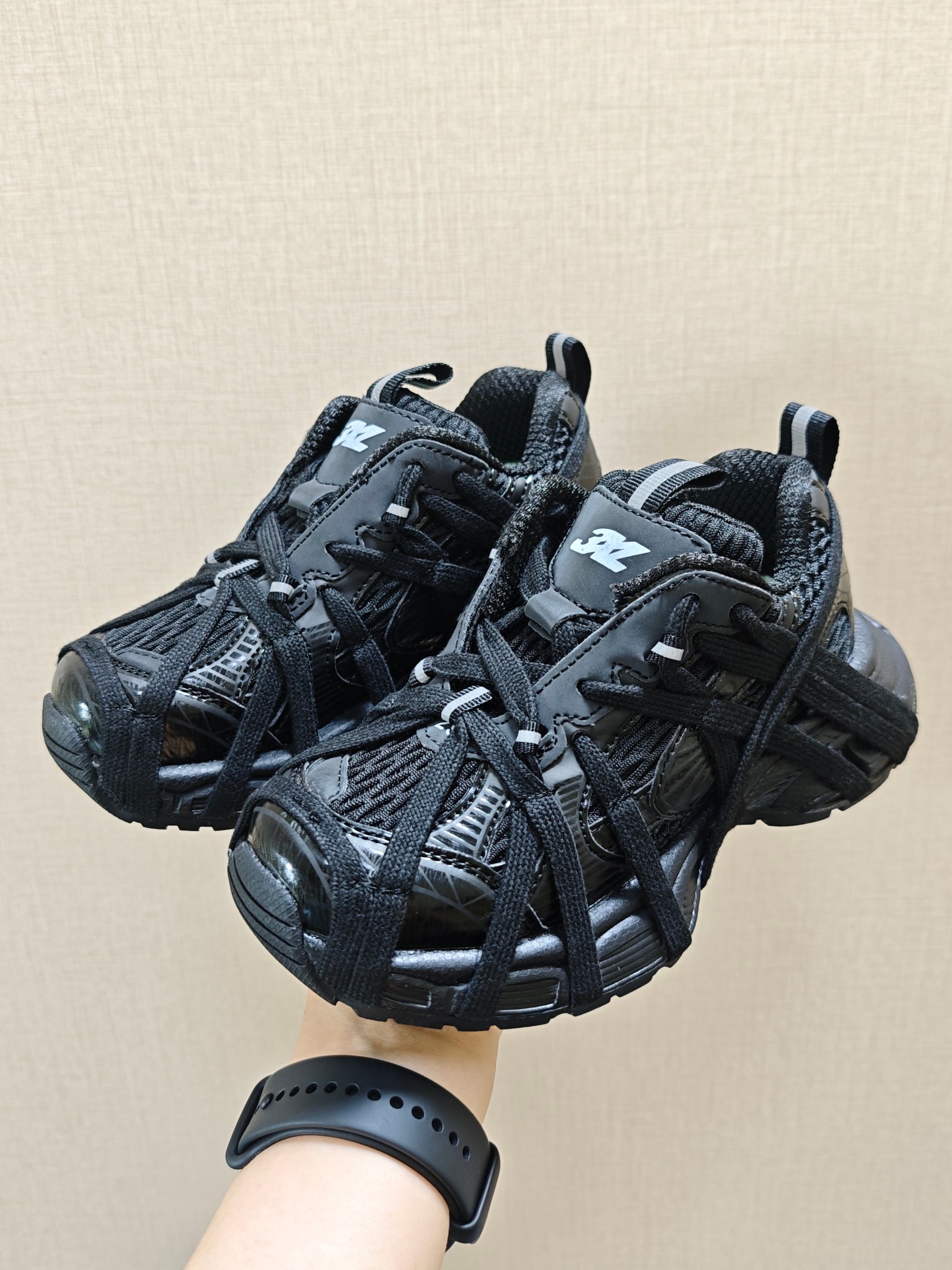 图片[7]-巴黎世家蜘蛛侠绑带设计儿童老爹鞋26-37码❤️ 这款童鞋不仅外观时尚，功能性强，更是孩子们展现个性的不错选择。👍面料采用运动鞋网布材料和聚氨酯，鞋头边缘和后帮采用磨损做旧效果！✌️-选品中心