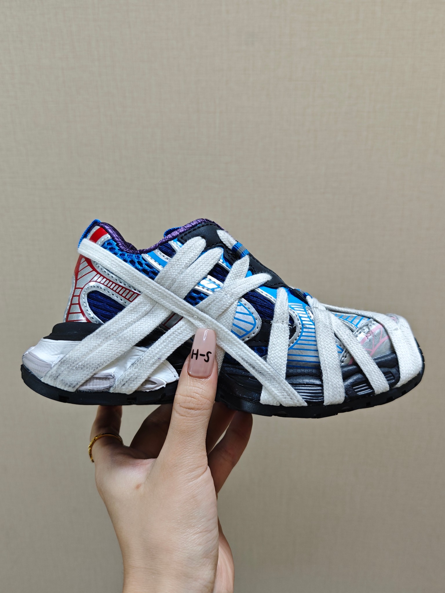 图片[3]-BALENCIAGA巴黎世家新款蜘蛛侠绑带设计儿童老爹鞋 尺码：26-37码❤️ 它的鞋底柔软且弹性十足，非常适合孩子们活泼好动的天性，同时也能保护好小脚丫，让他们在奔跑跳跃时更加自如。这款童鞋不仅外观时尚，功能性强，更是孩子们展现个性的不错选择。👍 面料采用运动鞋网布材料和聚氨酯，鞋头边缘和后帮采用磨损做旧效果！✌️-选品中心