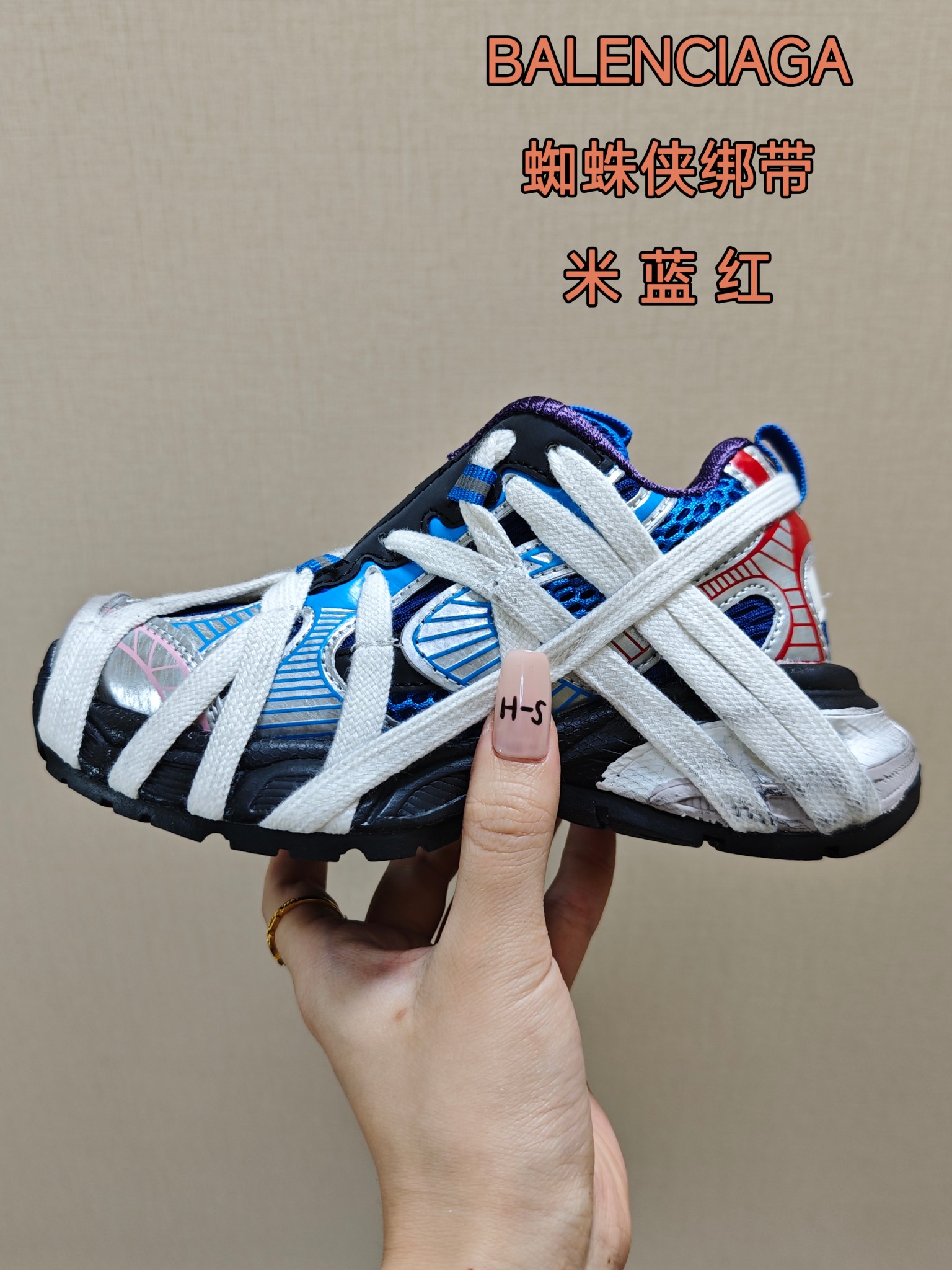 BALENCIAGA巴黎世家新款蜘蛛侠绑带设计儿童老爹鞋 尺码:26-37码❤️ 它的鞋底柔软且弹性十足,非常适合孩子们活泼好动的天性,同时也能保护好小脚丫,让他们在奔跑跳跃时更加自如。这款童鞋不仅外观时尚,功能性强,更是孩子们展现个性的不错选择。👍 面料采用运动鞋网布材料和聚氨酯,鞋头边缘和后帮采用磨损做旧效果!✌️-选品中心