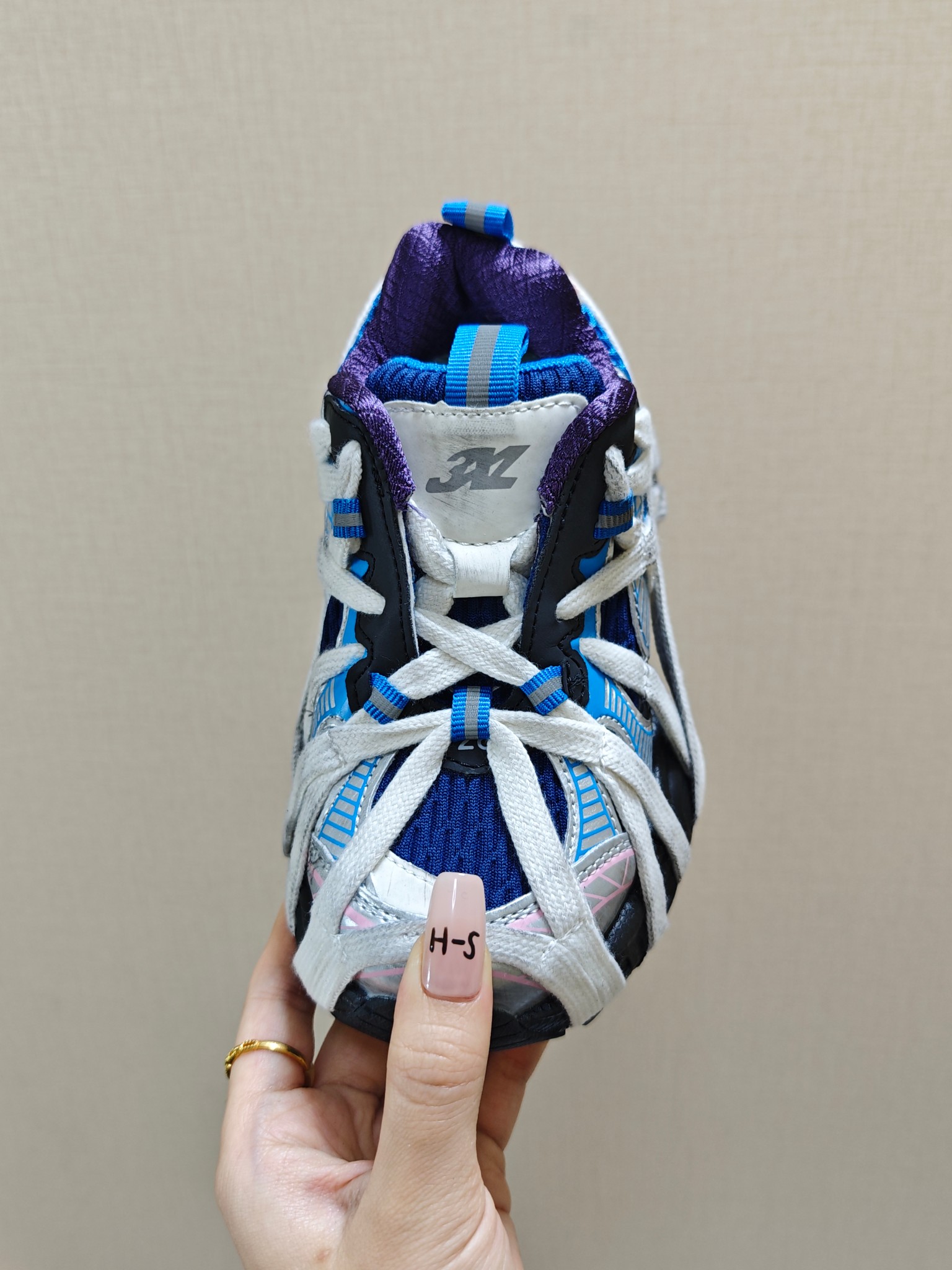 图片[4]-BALENCIAGA巴黎世家新款蜘蛛侠绑带设计儿童老爹鞋 尺码：26-37码❤️ 它的鞋底柔软且弹性十足，非常适合孩子们活泼好动的天性，同时也能保护好小脚丫，让他们在奔跑跳跃时更加自如。这款童鞋不仅外观时尚，功能性强，更是孩子们展现个性的不错选择。👍 面料采用运动鞋网布材料和聚氨酯，鞋头边缘和后帮采用磨损做旧效果！✌️-选品中心