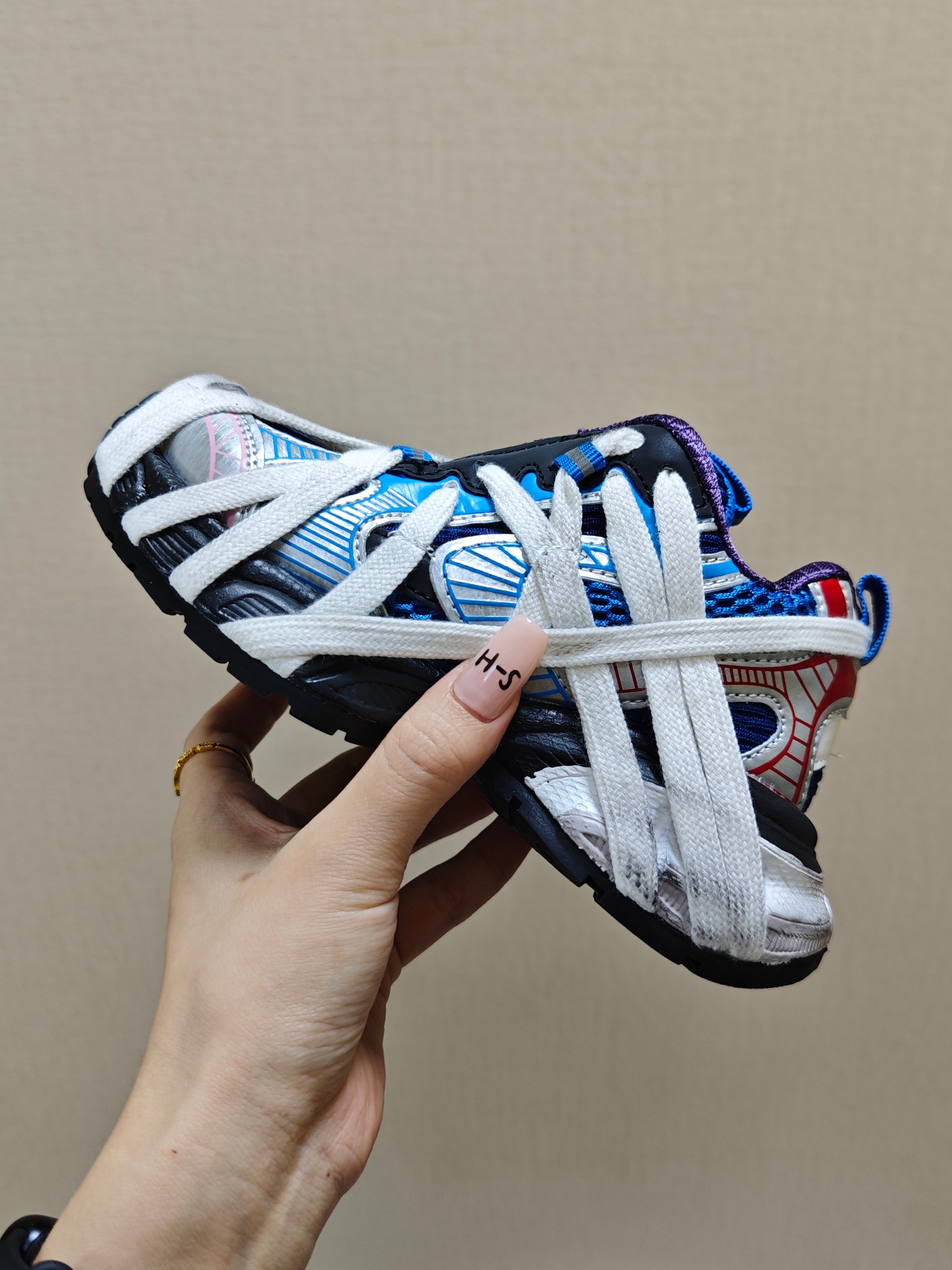 图片[2]-BALENCIAGA巴黎世家新款蜘蛛侠绑带设计儿童老爹鞋 尺码：26-37码❤️ 它的鞋底柔软且弹性十足，非常适合孩子们活泼好动的天性，同时也能保护好小脚丫，让他们在奔跑跳跃时更加自如。这款童鞋不仅外观时尚，功能性强，更是孩子们展现个性的不错选择。👍 面料采用运动鞋网布材料和聚氨酯，鞋头边缘和后帮采用磨损做旧效果！✌️-选品中心